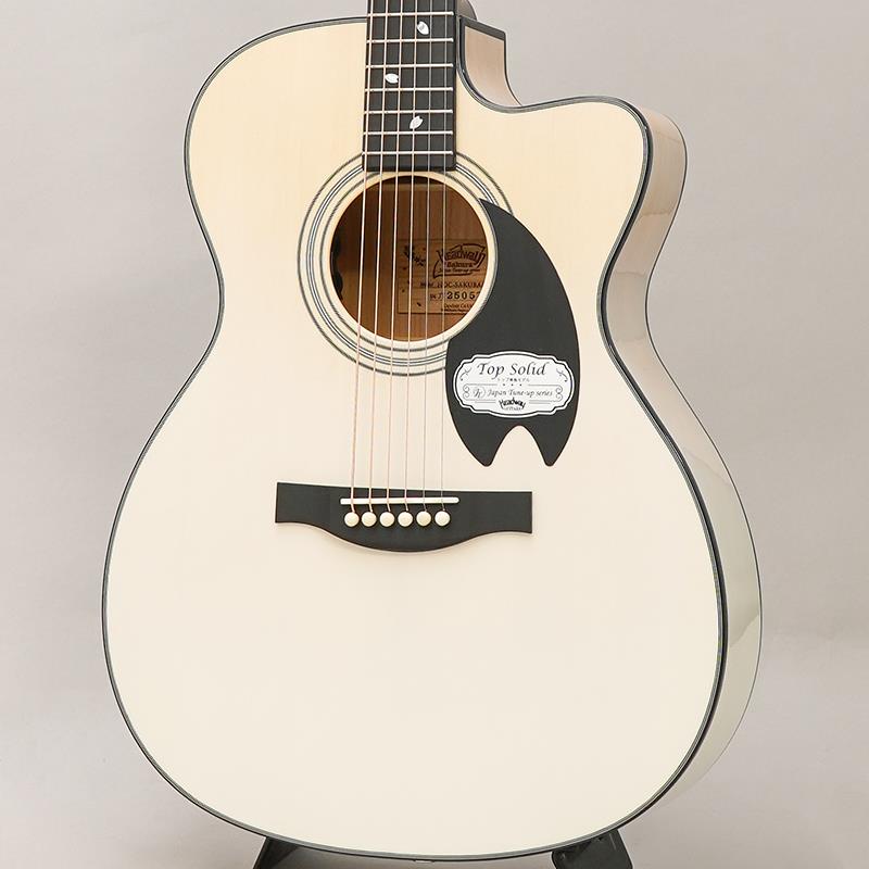 ■商品紹介〜圧倒的コスパのJTシリーズより、待望の桜モデルが登場！〜これまで上位機種でのみ採用していた桜材をボディに用いたモデルが、よりお手に取っていただきやすいジャパンチューンナップシリーズで初登場となります。桜特有のきらびやかなサウンドを存分にお楽しみいただけることはもちろん、長年の桜ギター製作の経験を落とし込んだカラーリングやデザインなど、桜の魅力がたっぷり詰まったモデルとなりました。国産の桜材を採用していることを表す「JS=Japanese Sakura」をモデル名に組み込んだ本モデル。トップにシトカスプルース単板、サイドバックにラミネートされた国産の桜材を使用した本格的な仕様です。カラーリングは10年以上にわたる桜ギター製造の経験を活かしたシースルーのグラデーションを施し、1本1本個性の違う桜材特有の木肌の魅力を引き立てます。春の季節を代表する風物詩である桜ですが、Headwayではこれまでに「冬桜」や「夏桜」といったそれぞれの季節と桜を掛け合わせた幻想的なデザインのモチーフを生み出し好評を頂いてきました。本モデルにおいてもこれまでにHeadwayが開発してきた四季を表現したカラーリングの中からえり抜いたカラーを踏襲し、既存のギターのイメージにとらわれない楽器を多様性の増す現代の音楽シーンに届けます。へッドトップと指板には桜ギターモデルの多くで採用してきた、桜をモチーフとした装飾を施しています。素材には光の反射角や見る角度によってその輝きが変化する天然の白蝶貝を用いており、桜ギターとしての個性を際立たせます。指板材には高い密度を持つミカルタを採用。エボニーにもよく似た黒々とした見た目と、優れた耐久性が特徴です。最大幅が約380mm、最大厚が約106mmの小ぶりなボディは体の小さいプレイヤーでも抱えやすく体にフィットするため、リラックスして演奏に取り組むことが出来ます。ハイフレットへのアクセスを可能にしたカッタウェイ仕様により、コードストローク中心の演奏だけでなく指弾きによるソロギターなど、幅広い音楽表現をお楽しみいただけます。-Japan Tune-up Series-プロギタリストは買ったギターをそのまま使わず、まずは信頼出来るリペアマンに預け好みのセッティングに調整してからステージに立つと聞きます。ギターに親しんだベテランは自分のギターのナットを自分で削り、好みの弾き心地になるまで手を加えます。弾き手に合った確かなセッティングがギタープレイにそのまま繋がることを彼らは知っています。Headway Japan Tune-up series(ジャパンチューンナップシリーズ)はアジア工場で組み上げたギターをヘッドウェイ国内工房の職人達が文字通りチューンナップさせることにより、より使いやすく、洗練したギターへと昇華させたコストパフォーマンスに優れたシリーズになります。ヘッドウェイ上位機種同様に加工精度を問われる「アリ溝ジョイント」と「ネックの後仕込み」の手法を採用。また、ヒール部にストラップピンを標準装備し、FISHMANのピックアップシステムを搭載しています。ユーザーの皆様に心地よく愛用して頂けるように細かな処理が施され、これからギターをはじめる入門者には勿論、上級者の方のセカンドギターとしても自信を持ってお勧め出来るラインナップです。※画像はサンプルです。製品の特性上、木目や色合いは一本ごとに異なります。■仕様詳細Top : Solid Sitka SpruceSide&Back : Laminated Japanese SakuraNeck : NatoFingerboard : MicartaNut : BoneSaddle : BoneBridge : MicartaMachineheads : Rotomatic TypeScale : 628mmWidth at Nut : 43mmNeck Grip : CFingerboard Radius : 400RBracing : Scalloped X Bracing◆ギグケース付属検索キーワード：イケベカテゴリ_アコースティック・エレアコギター_エレアコギター_Headway_JAPAN TUNE-UP SERIES_新品 SW_Headway_新品 JAN:4571470404699 登録日:2025/07/04 エレアコ ヘッドウェイ バッカス