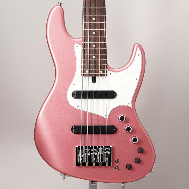 ■商品紹介仕上がりの丁寧さと妥協の無いサウンドクオリティの高さで定評のあるXOTIC XJ-1T。その中でも希少な24フレット仕様の5弦モデルが入荷！1996年に立ち上げられたXotic Guitars（エキゾティック・ギターズ）は、LA郊外に居を構え、ビルダーがその技術を注ぎ込み作り上げたサウンドは、プロ・ミュージシャンをも納得させるクオリティを誇り、評価の高いブランドです。こちらは日本国内にて組み込みが行われる｢XJ｣シリーズです。本機はアルダーボディにローズウッド指板の60年代JBスタイルの構成を引き継ぎながら、より幅広い音楽に対応可能な24フレット仕様の5弦モデル。通常のXJ-1Tよりも大きく施されたジョイント部のヒールカットにより、ハイフレットへのアクセスが容易なためソロやテクニカルなプレイにも対応。アルダーならではの中音域の豊かな持ち上がりが特長で、全体的にまとまったバランスがとれたサウンドで、太く真っ直ぐ抜けてきてくれます。ピックアップにはカリフォルニア州ロサンゼルスの工房にて職人の手により1つ1つ丹念にハンドワイヤリングで作り上げられている「Raw Vintage」を採用。バランスの良いトラディショナルなサウンドを基軸にし、そこにナチュラルなトーンで定評のあるオリジナルプリアンプを搭載。ヴィンテージライクなミッドレンジをはじめ、スラップ時にはギラつき過ぎない程良いアタック感を得る事が出来、クセが特にないため思い通りのサウンドメイクができます。ツーフィンガーも心地よく、タッチのニュアンスもしっかり拾ってくれ、プレイヤーの表現を柔軟に形にしてくれます。また、ミドル(400Hz/800Hz)とトレブル(6KHz/12KHz)の周波数切替スイッチ、シリーズ/パラレル切替のコントロールを搭載し、その時その時のシーンやバンドのアンサンブルなどに合わせて幅広く対応していくことが可能。まさにオールマイティな1本です。サウンドメッセ in OSAKA 2026で久々に製作発表され、イケシブワークショップでもお馴染みshioRiさんも愛用する大注目なモデルです。■仕様詳細【Specifications】Body：AlderNeck：MapleFingerboard：Indian RosewoodScale：34Radius/Fret：10R / #6150type-NS / 24FPick Up：Raw Vintage RV-JB5Bridge：Xotic A Style BrassPick Guard：White Pearl 4PFinish：Burgundy Mist(Poly)Control：1Vol， 1Balancer， 1Tone， 3Band EQ(Xotic Preamp)ギグケース付属検索キーワード：イケベカテゴリ_ベース_エレキベース_小型ボディ・多フレット_Xotic_新品 SW_Xotic_新品 JAN:4582322850434 登録日:2026/08/18 エレキベース エキゾチック