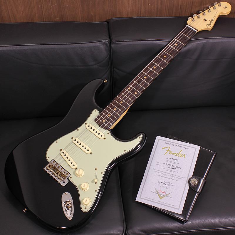■商品紹介「Fender Factory Order Tour 2024」現地オーダー品！2024年9月にFender Custom Shopを訪問した際にギターズステーション独自で製作を依頼した少数オーダー品です。Fenderの伝統を継承したハンドクラフトによる高い精度と技術力を誇る最高峰のセクションFender Custom Shop。オリジナルを踏襲したヴィンテージ・スタイルからプレイアビリティに長けたモダン・スタイルまで幅広いユーザーの要望に高い水準で応えるプレイヤー憧れの極上品。手にした瞬間に感じるクオリティの高さは最高峰と呼ぶに相応しい完成度を有しております。ストラトキャスターと聞いて圧倒的に多くの方がイメージする大定番スタイル、1960 Stratocasterです。所謂スラブボード期として認識されるEarly 60sスタイルは、エレキギターの中でもアイコニックな存在として変わらず愛され続けています。アルダーボディ&スラブローズウッドフィンガーボードが織り成すストラトトーンはレジェンドプレイヤー達の名盤で聴けるように、コードプレイ良し、ソロトーン良し、ギターと一緒に歌うも良しの、非常に使い勝手良く常に音楽と寄り添ってくれます。2ピースのアルダー材はヴィンテージでも見られるベースサイド(6弦側)に継ぎ目を指定してオーダーしています。カラーはカスタムカラーの大定番のBlackを採用。Closet Classic仕上げで緻密なウェザーチェックがボディ全体に奔っており、こちらもオーダーの際に当店であえて指定したレリック加工を施したハードウェアがリアルなヴィンテージテイストを強く演出しています。追い柾〜フラット気味に木採りされたメイプルネックのグリップ「60s Style Oval C」は薄すぎず厚すぎずのCシェイプ。弾き心地に大きく関係するフレットは細身ながらも高さがあることでヴィンテージフィーリングと現代的な演奏性、耐久性を良いポイントで両立し、近年では定番的に採用されているナロートールサイズを採用。指板ラジアスも9.5Rと様々なジャンルで使い易いよう配慮されたセレクトです。ピックアップはかつてFender Custom Shopに在籍したマスタービルダーがデザインしたBone Toneピックアップセットを搭載。出力は控えめながらも繊細さとシルキーな甘さを兼ね備えており、ミドルポジションに若干強めの出力を持たせることで2つのハーフトーンをセレクトした際に厚みのある弾き易いトーンを得ることができます。アンプやペダルでホットな歪みを設定すれば食い付くようにスクリームする、ファットで迫力のあるドライブサウンドが放たれます！トーンコントロールは2個のノブでネック&ミドルポジション、ブリッジポジションで効かせることができるのもプレイヤー目線では嬉しいポイントですね。王道1960 Stratocasterの愛される要素はそのままに、にオーダー品ならではの一味を加えた1本です。Fender Custom Shopのハイクォリティな実力がシンプルに楽しめる逸品をぜひ貴方の手に！Serial No. CZ584421Date : 04/03/2025Weight≒3.49kg専用ハードケース、認定書、アーム 付属■仕様詳細Body: Alder 2-Piece Offset Seam Bass SideNeck: Plain Grain MapleShape: 60s Style Oval C / .790(1st)-.930(12th)inchFingerboard: Rosewood Flat LaminateFingerboard Radius: 9.5inchFrets: 21 / Narrow Tall / 6105Pickguard: 3-Ply Mint GreenPickups: Hand-Wound Master Design Bone ToneControls: 5Way， Volume， Tone(Neck&Middle)， Tone(Bridge)Bridge: American Vintage StratocasterHardware: Nickel/ChromeFinish: Nitrocellulose LacquerHard Case: Brown Tolex検索キーワード：イケベカテゴリ_エレキギター_ストラトキャスター・STタイプ_Fender Custom Shop_Custom Built Stratocaster_アウトレット SW_Fender Custom Shop_アウトレット JAN:0885978790784 登録日:2026/09/03 エレキギター フェンダー ふぇんだー フェンダーカスタムショップ ストラト ストラトキャスター