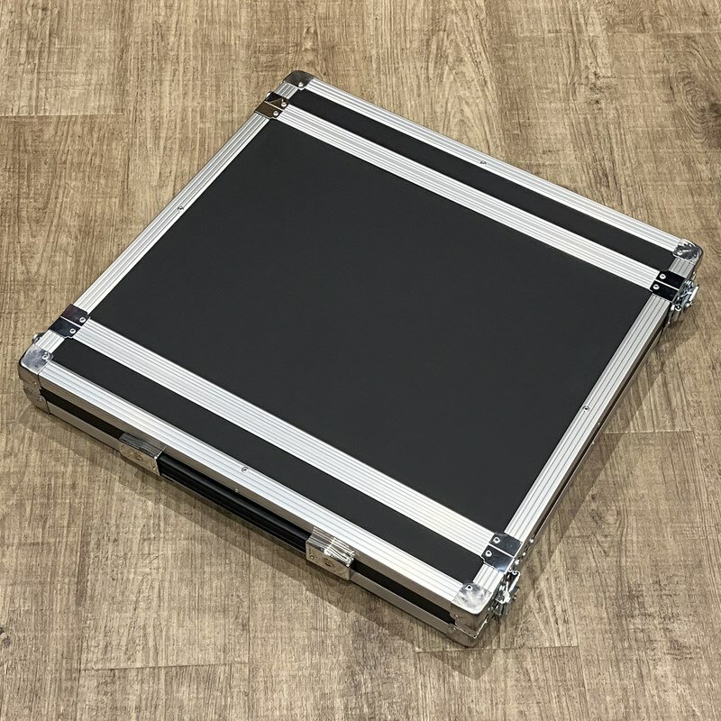 ■商品紹介ケースメーカー「PLUSE」で製造を行っているEXCELブランドのレザー製ラックケース。板材はFRP材に比べ剛性は落ちますが軽量さがポイントで、金具類はPLUSE社で用意された丈夫な部品を使用し組み上げられています。※1Uにラックビスは含まれません1U:奥行き 本体360mm + 裏蓋40mm検索キーワード：イケベカテゴリ_エフェクター_エフェクトボード・ラックケース_ラックケース_Ikebe Original_新品 SW_Ikebe Original_新品 JAN:2550200000464 登録日:2009/09/29 エフェクトボード エフェクトケース エフェクターケース
