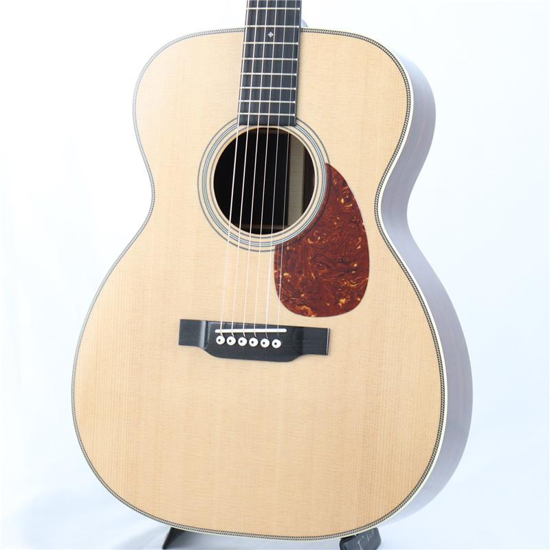 ■商品紹介- Bourgeois Guitars -ギター製作家「デイナ・ボジョア」が手掛けるBourgeois Guitars（ボジョアギターズ）は、コリングスやサンタクルーズと並び称されるアメリカのトップギターブランドです。厳選された材料と、確かな技術力、そしてダナ氏の豊富な経験から生まれる設計により製作されるギターは、「楽器としての精度の高さ」と「音楽的で豊かな音色」を併せ持ち、数多くのミュージシャンから高い評価を得ています。- Touchstone Series -Touchstone Series(タッチストーン・シリーズ)の魅力は、デイナ・ボジョアによるハンド・ヴォイシング・システム（材を叩いて音色を確認する、別名タップ・チューニング）にあります。過去50年にわたり、彼はこの古き良きテクニックを磨き上げ、現在では表板のヴォイシングの第一人者として世界的に認められております。世界最高級トーンウッドの繊維に秘められた潜在的な音色を読み取り、選りすぐりの表板が選別されています。それぞれの木材が持つ「音色」を最大限に引き出せるよう、ボジョア本国のルシアーが表板の力木ひとつひとつを丹念に削り出し、ハンドヴォイシングをしながら音の確認を行います。タッチストーン・シリーズの表板が完成し、デイナによって最終チェックされたもののみが真空密閉され、イーストマンの工房に出荷されます。そこでは、ボジョアの哲学と構造方法論を入念に学んだイーストマン選りすぐりのルシアーたちが、それぞれのギターに命を吹き込みます。本器「Vintage/TS OM」はプレイアビリティの高いオーケストラボディを持つOM-28スタイル。シトカスプルーストップにアディロンダックスプルースブレーシング、インディアンローズウッドサイドバック、マホガニーネック、エボニー指板＆ブリッジ、シャーラーペグという妥協のない本格的なスペックとなっております。サウンドにおいても、オールUSAメイドのボジョアに劣りを見せない素晴らしい仕上がり。ボジョアらしい太く艶やかな基音とボリューム感のあるミッドレンジ、主張し過ぎることなく美しい余韻を演出する倍音と伸びやかなサスティーン。どれも絶妙なバランスで混ざり合っており、弾き手のニュアンスが引き立つ混じり気の無いピュアトーンを奏でます。50万円台のというボジョアの中では大変お求めやすい価格帯のモデルとはなりますが、コストパフォーマンスという言葉で表してしまうのはもったいない程に、一切妥協のない造り込みで製作されており、圧倒的なサウンドクオリティを体感いただける楽器に仕上がっております。是非この機会にご体感くださいませ！AG565■仕様詳細Body Shap: OMTop Wood: Alaskan Sitka SpruceBack Sides: Indian RosewoodNeck: MahoganyFretboard: EbonyBridge: Ebony TraditionalScale Length: 25.5(647.7mm)Nut/Bridge Width: Nut-1 23/32(43.7mm) Bridge-2.2(55.8mm)Saddle: BoneTuners: Schaller Grand Tune NickelPins: IvoroidFinish: High GlossBracing: Adirondack SpruceHard Case 付属検索キーワード：イケベカテゴリ_アコースティック・エレアコギター_アコースティックギター_Bourgeois_新品 SW_Bourgeois_新品 JAN:4582632722940 登録日:2025/12/08 アコースティックギター アコギ