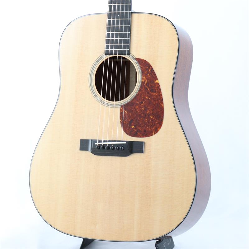 ■商品紹介- Bourgeois Guitars -ギター製作家「ダナ・ボジョア」が手掛けるBourgeois Guitars（ボジョアギターズ）は、コリングスやサンタクルーズと並び称されるアメリカのトップギターブランドです。厳選された材料と、確かな技術力、そしてダナ氏の豊富な経験から生まれる設計により製作されるギターは、「楽器としての精度の高さ」と「音楽的で豊かな音色」を併せ持ち、数多くのミュージシャンから高い評価を得ています。 - Touchstone Series -Touchstone Series(タッチストーン・シリーズ)の魅力は、ダナ・ボジョアによるハンド・ヴォイシング・システム（材を叩いて音色を確認する、別名タップ・チューニング）にあります。過去50年にわたり、彼はこの古き良きテクニックを磨き上げ、現在では表板のヴォイシングの第一人者として世界的に認められております。世界最高級トーンウッドの繊維に秘められた潜在的な音色を読み取り、選りすぐりの表板が選別されています。それぞれの木材が持つ「音色」を最大限に引き出せるよう、表板の力木ひとつひとつを丹念に削り出し、ハンドヴォイシングをしながら音の確認を行います。タッチストーン・シリーズの表板が完成し、ダナによって最終チェックされた表板のみが真空密閉され、イーストマンの工房に出荷されます。そこでは、ボジョアの哲学と構造方法論を入念に学んだイーストマン選りすぐりのルシアーたちが、それぞれのギターに命を吹き込みます。 本器「Country Boy/TS D」は王道のドレッドノートD-18スタイル。シトカスプルーストップにアディロンダックスプルースブレーシング、マホガニーサイドバック、マホガニーネック、エボニー指板＆ブリッジ、シャーラーペグという妥協のない本格的なスペックとなっております。サウンドにおいても、オールUSAメイドのボジョアに劣りを見せない素晴らしい仕上がり。ボジョアらしい太く艶やかな基音とボリューム感のあるミッドレンジ、主張し過ぎることなく美しい余韻を演出する倍音と伸びやかなサスティーン。どれも絶妙なバランスで混ざり合っており、弾き手のニュアンスが引き立つ混じりけの無いピュアトーンを奏でます。 40万円台後半というボジョアの中では大変お求めやすい価格帯のモデルとはなりますが、コストパフォーマンスという言葉で表してしまうのはもったいない程に、一切妥協のない造り込みで製作されており、圧倒的なサウンドクオリティを体感いただける楽器に仕上がっております。 是非この機会にご体感くださいませ！！AE555■仕様詳細Body Shap: D Top Wood: Alaskan Sitka Spruce Back Sides: Mahogany Neck: Mahogany Fretboard: Ebony Bridge: Ebony Traditional Scale Length: 25.5(647.7mm) Nut/Bridge Width: Nut-1 23/32(43.7mm) Bridge-2.2(55.8mm) Saddle: Bone Tuners: Schaller Grand Tune Nickel Pins: Ebony Finish: High Gloss Bracing: Adirondack Spruce Hard Case 付属検索キーワード：イケベカテゴリ_アコースティック・エレアコギター_アコースティックギター_Bourgeois_新品 SW_Bourgeois_新品 JAN:4582632724906 登録日:2025/12/08 アコースティックギター アコギ