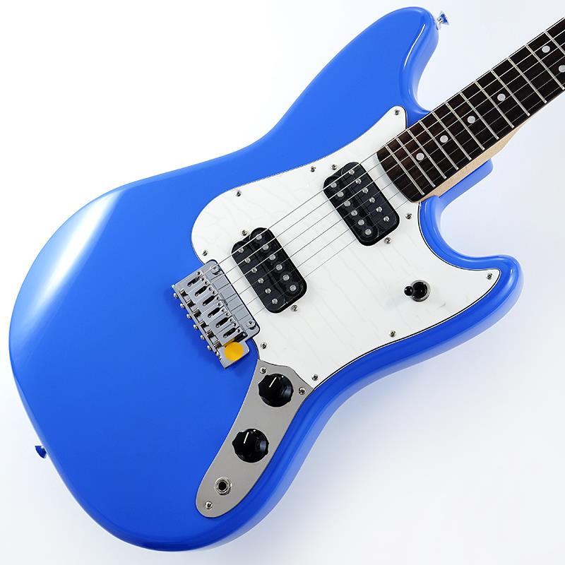 ■商品紹介Chilli Beans.のギタリスト、Lilyのシグネイチャーギター、Fender Lily Cycloneは、24.75インチスケールで取り回しのよいCycloneに、音作りのこだわりを詰め込むことで、小ぶりで取り回しの良いサイズ感と汎用性の高い音色を両立したギターです。ピックアップには通常シングルコイルが採用されることの多いCycloneに、出力感を確保するため2基のハムバッキングピックアップを採用。トーンポットのプッシュ／プルによるコイルタップ機能を備えることで、多彩な音色を生み出せる仕様となりました。チューニングマシンにはロック式を採用。チューニングの安定性に加え、弦交換を容易にしています。ブリッジには2点支持のトレモロユニットを搭載。本モデルのために調色した新色のブルーカラーに、ホワイトのロゴとパーチメントのピックガードが落ち着いた爽やかさのあるデザインです。ヘッドストック裏にはLilyのサインが記されています。※数量限定商品です。Made in Indonesia※画像はサンプルです。製品の特性上、杢目、色合いは個体ごとに異なります。ソフトケース付属■仕様詳細Body Material: PoplarBody Finish: Gloss PolyurethaneNeck: 1-Piece MapleNeck Finish: Satin UrethaneFingerboard: Rosewood， 9.5 (241 mm)Frets: 21， Medium JumboPosition Inlays: Pearloid DotNut (Material/Width): Micarta， 1.650 (42 mm)Tuning Machines: Standard LockingScale Length: 24.75 (629 mm)Bridge: Standard 2-Point Tremolo with Satin Chrome Steel Block SaddlesPickguard: 3-Ply ParchmentPickups:Ceramic Humbucker (Bridge)Ceramic Humbucker (Neck)Pickup Switching: 3-Position Blade: Position 1. Bridge Pickup， Position 2. Bridge and Neck Pickups， Position 3. Neck PickupControls: Master Volume， Master Tone with Push/Pull Pot For Coil Split onAuxiliary Switching: Push/Pull Pot (for Coil Split)Control Knobs: Black PlasticHardware Finish: ChromeStrings: Nickel Plated Steel (.009-.042 Gauges)検索キーワード：イケベカテゴリ_エレキギター_MGタイプ_Fender Standard Series_新品 SW_Fender Standard Series_新品 JAN:0885978961283 登録日:2025/10/20 エレキギター フェンダー スタンダード インドネシア