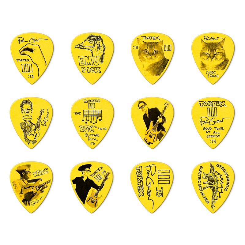 ■商品紹介PAUL GILBERT CUSTOM TORTEX(R) TIII PICKは、ハードロック界を代表するギタリストである、Paul Gilbert（ポール・ギルバート）によって、より速く、より激しく、そして最高のトーンでプレイするためにデザインされたモデルです。手に馴染むスタンダードサイズの握り心地に、Tortex特有のトーンと質感、世界中の速弾きギタリストに支持される Jazz III Pick のシェイプを融合させています。「これは僕にとって究極のピックだ。高速ピッキングでも安定して狙いが定まる鋭さがありながら、美しいトーンを奏でてくれる。ピック・スクラッチの際もしっかり弦に食いついてくれるんだ。」 ? ポール・ギルバート厚さ：.73mm※1枚単位での販売です。※絵柄はランダムでのお届けとなり、お選びいただけません。検索キーワード：イケベカテゴリ_楽器アクセサリ_ピック_Dunlop (Jim Dunlop)_新品 SW_Dunlop (Jim Dunlop)_新品 登録日:2026/03/11 ピック ギターピック ダンロップ ジムダン ジムダンロップ