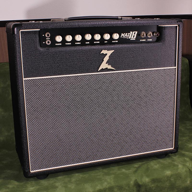 ■商品紹介Dr.Zアンプの代表機種でありプロ・アマ問わず人気を博す名アンプ、MAZ 18 Jr 1x12が正規品良質中古にて入荷！貴方の即戦力となるお勧めコンボアンプです！何時弾いても飽きのこない正統派ナチュラルフラット・トーンの味わいが堪らないDr.Z Amp！ギターやエフェクターの特性を忠実に再生するこの実力でギタステでのエフェクターやギターの試奏の際で常に誉められる名アンプブランド。そして、2000年の日本初入荷から20年以上経った今でも、未だに人気の衰えないのがこのMAZシリーズ。早すぎず、遅すぎずのサウンド・レスポンスは最近のハイエンド過ぎるアンプと比べても実も音楽的な弾き心地が堪らない名アンプ。EQバイパスによるブースト機能を搭載しており、カルマンギアを彷彿とさせるダイレクト・トーンも魅力のひとつです。EQバイパスがONの状態でも、お馴染みCUTコントロールやREVERB、MASTER VOLUMEは効いておりますので、図太いサウンドのままの音作りする事も可能です。もちろんエフェクターとの相性もよく幅広く音作りがしやすいのも、様々な現場を渡り歩く職人ギタリストには嬉しいポイントです。また本機はベルデン配線材リワイヤーとリハンダ処理を行う当店オリジナルのGuitars Station Special Modを施し、サウンドのクリアーさを更にアップしております！使い易いコントロールから出力されるサウンドは、貴方のプレイスタイルやギター本来のサウンドを余す事無く再現してくれる事でしょう！自宅からライブハウスまでの幅広いシチュエーションで使い易いモデルです！本機のコンディションとしては、金属パーツのくすみやトーレックスのヤレは見受けられますが、目立つようなキズは少ない綺麗な状態です。入荷時に外部工房にてパワー管、整流管の交換と併せ全体的なメンテナンスを実施しておりますので、すぐに現場でご使用頂けます！ナチュラルフラット・トーンの原点と進化を是非、この機会にご体感下さい！動作良好国内正規品100V動作仕様専用フットスイッチ、電源ケーブル付属※リワイヤー＆リハンダ処理を行い、クリアーさを更にアップさせるギターズステーション・スペシャル・モディファイは正規輸入代理店にて行っております。※元箱がございません為、ご注文のタイミングによりましてはご配送につきましてご相談差し上げる場合がございます。予めご了承の上、ご注文をお願い申し上げます。■仕様詳細【Specification】Power Output: 18 WattsOutput Tubes: 2 ? EL84Preamp Tubes: 4 ? 12AX7， 1 ? 12AT7Rectifier: 1 ? 5AR4Speaker: CELESTION G12-HControls: Volume， Treble， Mid， Bass， Cut， Master Volume， ReverbOther: 4， 8， 16 Ohm / Effects loopSize: 約57.1cm × 51.1cm × 25.4cmWeight：約24kg検索キーワード：イケベカテゴリ_ギターアンプ・ベースアンプ_ギターアンプ_コンボ_チューブ_Dr.Z_ユーズド SW_Dr.Z_ユーズド JAN:2515000188514 登録日:2026/08/06 ギターアンプ