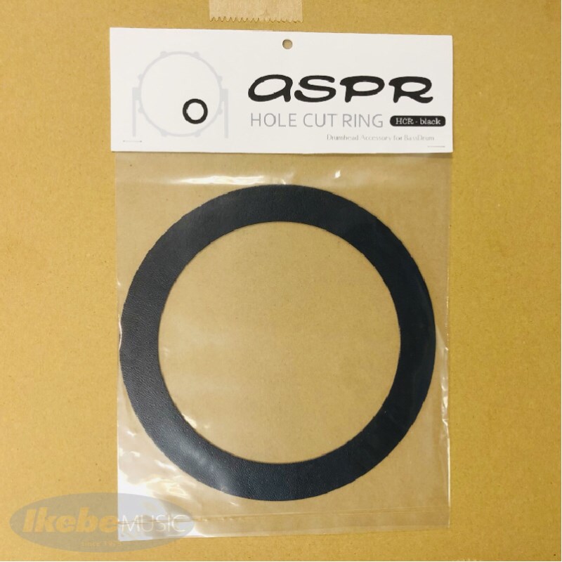 ■商品紹介☆バスドラム用ホールカットリング☆バスドラムフロントヘッドにホールをあける際に使用するホールカットリングが登場！【ASPR -HOLE CUT RING-】バスドラムフロントヘッドのホールをカットするアイテムでご希望の場所に貼ってカッターで簡単にカット可能。ホールからの破損を防ぐ補強にもなる、軽いレザー調のデザインです。※画像はイメージです。ヘッドは付属致しません。※本商品のカラーはブラックです。HCRBK1枚入りカラー：ブラックリング幅：2cm外径：172mm、内径：131mm検索キーワード：イケベカテゴリ_ドラム_その他ドラムアクセサリ_ASPR_新品 SW_ASPR_新品 JAN:2500210002613 登録日:2019/05/29 アサプラ