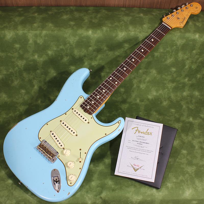 ■商品紹介大変貴重なRon Thornの作品が委託中古品として入荷！Journeyman Relicの本格的なヴィンテージルックに絶妙なモダンスペックをミックスさせた1960 Stratocasterの中古品です。本機は2018年にMaster Builderとして迎えられたばかりにも関わらず、早くも最上位であることを示す「Principal」の称号を獲得。その後はCustom Shopのディレクターも務めたRon Thornによる会心の作品です。Ronはその後残念ながらFenderを退社しておりますので彼の作品のファンの方には見逃せない1本となっております。Journeyman Relic仕上げの2ピースアルダーボディ、Daphne Blueフィニッシュがミントグリーンピックガードとのマッチングがピッタリの1960ストラトキャスターです。本体重量およそ3.37kgの程よいウェイトが生み出す、アルダーボディらしい伸びやかなミドルとオープンな響きが最高に心地良く、多くの方がスラブボードのストラトキャスターに期待する魅力が詰め込まれた理想的な1本と言えるでしょう。さらに本機ではマグナムロックタイプのロッキングペグ(付属のトラベラーにW/FENDER LOGOと記載がありますが実機は刻印無しのタイプです。)と2点支持ブリッジと、どちらもヴィンテージスタイルのルックスを大きく崩すことなく演奏性の精度を高めるアイデアが名匠Ron Thornの腕によって絶妙なバランスに仕立て上げられています。大柄なバーズアイ杢がお洒落に映えるメイプルネックのバックシェイプは全体的に薄めでポジションごとのグリップ感の差も少なく、テクニカルなプレイにも対応するModern Cネックシェイプ。ブルースやロックは勿論のことジャンルを超えて様々なスタイルにフィットします。指板ラジアスはハイポジションへ向けて9.5〜14インチとフラットに変化するコンパウンドラジアス、フレットサイズはミディアムジャンボ/6150のモダンスペックを採用しており、スムーズなフィーリングでプレイヤーが演奏に没頭できる仕様が採用されております。ピックアップはCustom Shopが誇るピックアップマスター、ホセフィーナ女史のハンドワウンドによるFat 50'sセットを搭載。弾き手の意図をそのまま表現するハンドワウンドならではの再生力、タイトさとパンチのあるブルージーなトーンが堪りません。ギター本体の素晴らしいマテリアルが生み出す至高の鳴りを余すことなくアンプへ送り込み、ギターの振動をプレイヤーの声として表現力豊かにアウトプット、時には叙情的に、時には激しくオーディエンスの感情を揺さぶります。トーンコントロールが2個のノブでネック&ミドルポジション、ブリッジポジションで効かせることができるのもプレイヤー目線では嬉しいポイントですね。とても大事に弾かれてきた様子が窺えるグッドコンディションで、フレット減りのような使用感も無く安心してお使いいただける中古品です。とにかく楽器本体の鳴りが素晴らしい逸品です！ぜひお早めにご検討下さい！！委託中古品Serial No. R120641Date : 12/06/2022Weight≒3.37kg専用ハードケース、認定書、フレットガード、ストラップ等 付属■仕様詳細Body: Alder 2-PieceNeck: AA Birdseye MapleNeck Shape: Modern C / .820(1st)-.870(12th)inchFingerboard Radius: 9.5 - 14inch Compound RadiusFrets: 21 / Medium Jumbo / 6150Neck Pickup: Josefina Hand-Wound Fat 50's Single-Coil StratcasterMiddle Pickup: Josefina Hand-Wound Fat 50's Single-Coil StratcasterBridge Pickup: Josefina Hand-Wound Fat 50's Single-Coil StratcasterControls: 5way， Master Volume， Tone(Neck&Middle)， Tone(Bridge)Tuning Keys: Vintage LockingBridge: 2-Point Classic PlayerHardware: Nickel/ChromeFinish: Nitrocellulose Lacquer検索キーワード：イケベカテゴリ_エレキギター_STタイプ_Fender Custom Shop_Master Built_ユーズド SW_Fender Custom Shop_ユーズド 登録日:2026/02/15 エレキギター フェンダー ふぇんだー フェンダーカスタムショップ マスタービルト マスタービルド