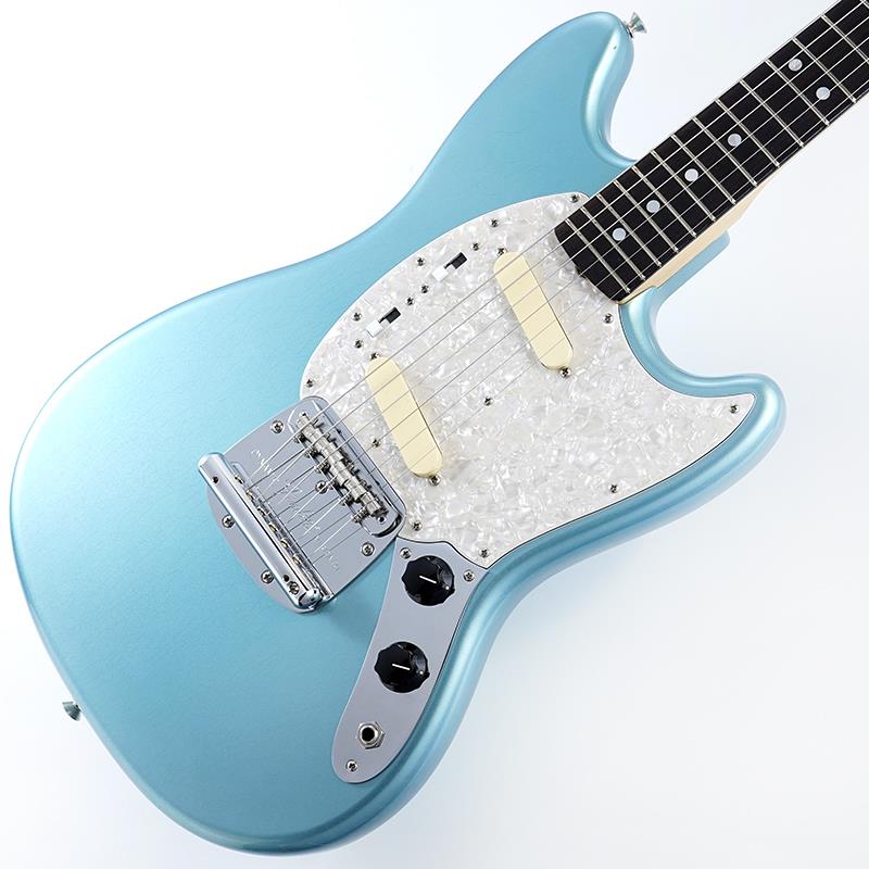 ■商品紹介FENDER EXPERIENCE 2025に先駆けてディーラー向けに開催された Custom Shop Show で獲得したイベント限定モデル！カスタムショップ製では大変珍しいムスタングが入荷致しました。1964年に登場したムスタング。小ぶりなオフセット・ボディにショートスケールの採用、独特のスイッチなど、小柄なプレイヤーでも取り扱い易いような仕様を持ち、初心者の方やスチューデント向けのモデルとして発売されました。現在では多くのアーティストにも愛用され、定番モデルの一つとしてその存在を確立しております。本モデルは60年代のムスタングの代表的な仕様を再現して製作されております。ボディは、リイシューモデルの多くはポプラなどが使用されることの多い中、マホガニーの仕様を採用して再現されております。ネックはカスタムショップにて厳選された木材を使用し、60sスタイルのオーバルCシェイプを持つ追柾目のメイプル・ネックにローズウッド指板を採用。指板は7.25〜9.5インチのコンパウンド・ラディアスとなっております、プレイアビリティは現代的なフィーリングを取り入れております。ピックアップはカスタムショップならではのハンドワイヤリング・ピックアップを採用しております。フィニッシュはデラックス・クローゼットクラシックが採用となり、大切に使用されていた楽器の経年変化を再現された見事なエイジング加工が目を惹くルックスに仕上がっております。貴重なカスタムショップ製のムスタング、なかなか市場には出ないモデルでございます。カスタムショップならではの高い完成度に仕上がっておりますので、ムスタングをお探しでしたら是非この機会をお見逃しなく！！Weight≒3.16kgハードケース付属■仕様詳細Deluxe Closet Classic Nitrocellulose Lacquer Finish2-Piece Select Mahogany BodyRiftsawn Maple Neck with 60 Style Oval C Back-ShapeRound-Lam 3A Rosewood FingerboardMatching Headstock7.25 - 9.5 Radius22 Medium Vintage FretsCustom Shop Hand-Wound '67 Mustang PickupsOn/Off Slider， In/Out Phase Switch for Each Pickup'67 Mustang Wiring; 4-Ply White Pearloid PickguardMother of Pearl DotsFloating Bridge with Dynamic Vibrato TailpieceSchaller F Tuning Machines with Beige Button検索キーワード：イケベカテゴリ_エレキギター_MGタイプ_Fender Custom Shop_Custom Built Artist_新品 SW_Fender Custom Shop_新品 JAN:0197955115658 登録日:2025/10/31 エレキギター フェンダー ふぇんだー フェンダーカスタムショップ