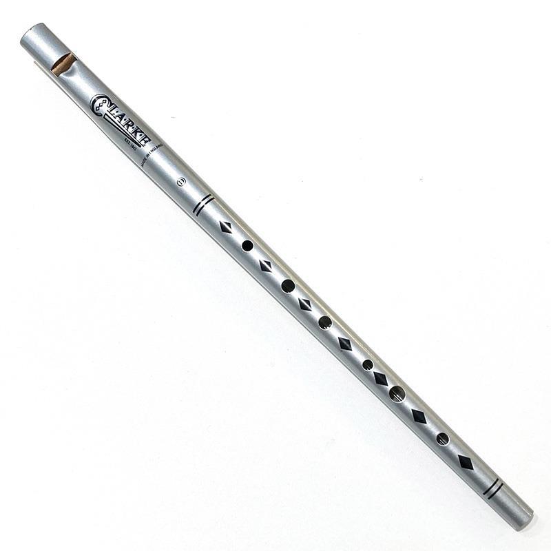 ■商品紹介// CLARKE Original Tinwhistle (クラーク オリジナル ティンホイッスル) //オリジナル・ティンホイッスルは、その名の通り伝統的形状で、吹き口に木が組み込んであり逆円錐形の形をしています。ティンホイッスルを既にお持ちの方や経験者の方にも演奏して頂きたい、本格的なホイッスルです。ケルト音楽のように柔らかく優しい音色で様々な表現も出来ます。安定したピッチを実現し、演奏と共に歴史を感じられるホイッスルです。エアリーでおとなしく耳に優しい音質の関係上、バンドでの使用は工夫を要しますが、古きよき味のあるキャラクター性を活かして、自宅演奏やアコースティック小編成使用を主に活躍させてみるのはいかがでしょうか。■CLARKE (クラーク)古くよりヨーロッパの民族楽器として親しまれてきたホイッスル。ロバート・クラークが「木のホイッスルをブリキで出来ないだろうか」と思い浮かんだアイデアをきっかけに、世界で初めて安定した工場生産を始めたメーカーです。元々アイルランド発祥と言われているホイッスルに透き通った美しい音色が組み合わさり、イギリスに来ていた本場アイルランド人の間で大人気となり、そのブランドが確立されました。175年近くの歴史の中でティンホイッスルを手掛け続ける世界に誇る確かな品質と上等な音色を提供します。■仕様詳細■キー：D調■カラー：Silver Coated■チューニング：不可■サイズ：全長290mm/管体最大径15mm/管体最小径10mm※製造の性質上、管体表面にムラがみられる場合がございますが、品質の問題はございません。検索キーワード：イケベカテゴリ_管楽器・吹奏楽器_その他管・吹奏楽器_ティンホイッスル_CLARKE_新品 SW_CLARKE_新品 JAN:5060122441001 登録日:2026/10/11 ティンホイッスル クラーク