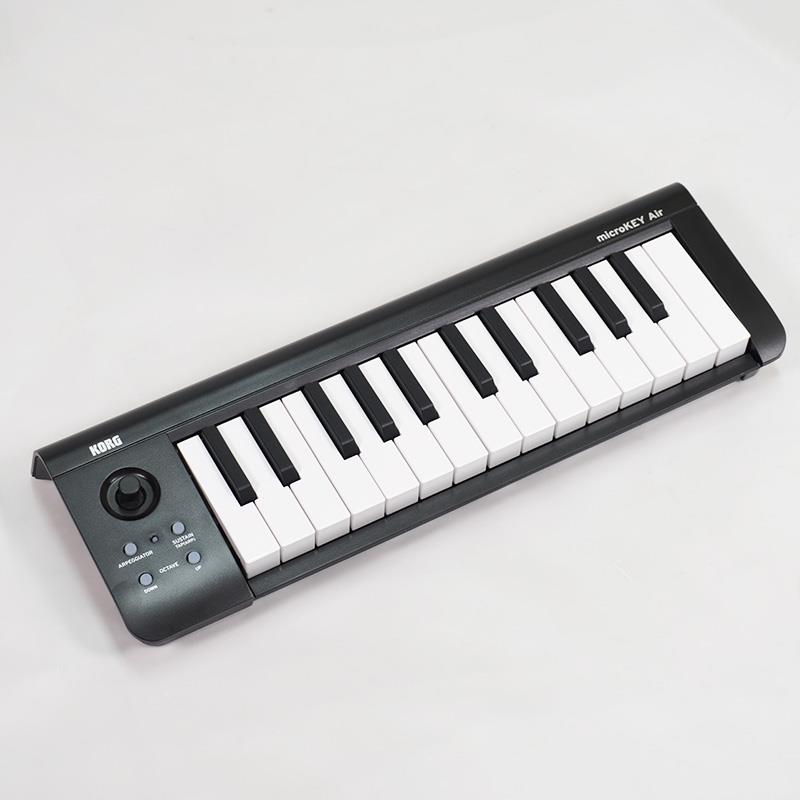■商品紹介メーカーB級品に付きアウトレット特価!!※箱に損傷や凹みがある場合があります。本体の傷や動作には問題はありません。-----もっと自由に音楽制作。ワイヤレスで。MIDIキーボードがワイヤレスになったとしたら？ 数々のiPad / iPhoneアプリをリリースし、モバイル楽器シーンをリードするコルグによる、まったく新しいMIDIキーボードの誕生です。ベストセラーとなったmicroKEYの機能はそのままに、従来のUSB接続に加えて、Bluetooth MIDIによるワイヤレス接続を実現した上位モデル。今すぐに演奏したいとき、ケーブルはもう要りません。これからは、iPad / iPhoneとこのキーボードだけ。ワイヤレスがもたらす新しいスタイルが加わり、モバイルからデスクトップまで、あらゆる音楽制作環境をカバーします。■iPad、iPhone、Macとワイヤレスで接続。Bluetooth Smartの「Apple Bluetooth Low Energy MIDI」に対応。KORG Gadget、KORG Module、GarageBandなどのiPad / iPhone楽器アプリや、Mac上の音楽制作ソフトウェアとワイヤレスで簡単に接続できます。徹底したチューニングで低レイテンシーと安定性を実現します。■約1ヶ月間、電池交換は不要です。1日1時間の使用で、約1ヶ月間使える長時間駆動を実現。電池切れを気にせず音楽制作に集中できます。本体は単3電池2本だけで動作します。鍵盤には高い評価を得ている「ナチュラル・タッチ・ミニ・キーボード」を採用。黒鍵と白鍵の比率を演奏しやすいよう調整し、和音が押さえやすく、速いフレーズの演奏もしやすい、タッチや弾き心地にこだわった鍵盤です。■iPhoneと新型microKEYがあれば、どこでも最高の音が自分のものに。KORG ModuleとmicroKEYのセットは、モバイル演奏環境として考え得る限り最高の組み合わせです。ダンパーに対応した新型microKEY、そしてBluetooth MIDIによるワイヤレス接続を実現したmicroKEY Airがあれば、iPhoneがすぐさま高品位音源モジュールに変貌。あなたの部屋、練習スタジオ、移動中の車内、屋外など、どこでも簡単にセッティングして極上の演奏体験に没入することができます。■豪華でパワフルな音楽ソフトウェアを無料バンドル。microKEY Airには、人気のiPad / iPhoneアプリ、KORG Moduleの特別版、コルグ名機をプラグイン化したKORG Legacy Collection M1 Leなど、モバイルからデスクトップまで、豪華でパワフルな音楽ソフトウェアが最初から付いてきます。本体を手に入れさえすれば、新たにソフトウェアをお買い求めいただく必要はありません。買った瞬間から音楽を始められます。「iPad / iPhone用アプリ」は、microKEY Airを接続して使うことで、音色や機能を拡大して使用することができます。Mac / Windows専用エディターKORG KONTROL Editorを使えば、ベロシティ・カーブなど細かな設定を、自分の好みに合わせてカスタマイズできます。検索キーワード：イケベカテゴリ_DTM_MIDI関連機器_MIDIキーボード_KORG_アウトレット SW_KORG_アウトレット JAN:2500120749516 登録日:2026/09/25 MIDIコントローラー コルグ