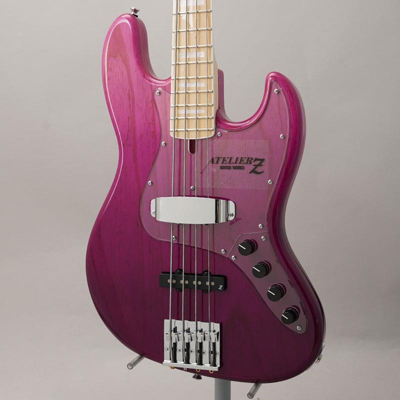 ■商品紹介アクティヴJBの代表機種「M#245」のカスタムカラーヴァージョン！M（Magunitude)#245は青木智仁氏のシグネイチャー・モデルとして発売されたモデルですが、今や数多のプロ/アマを問わないミュージシャン達が使用し、スタンダード・モデル且つ、アトリエ Zを代表する機種です。70年代のJBトーンを元にしたクリアな高域と図太い低域を持ち、木目の詰まったアッシュ・ボディから繰り出されるサウンドは、所謂ドンシャリ・サウンドの王道を体感でき、そのサウンドは唯一無二の個性を放っています。本器は青木氏が求めていたスペクトラム・ブーストを搭載したモデルとなっており、これまでの同モデルに比べ各段にパワー感が増し、十八番のスラップ時の大胆なサウンドに加え、多彩なジャンルにも対応出来る、新たなサウンドの可能性を感じさせる仕上がりとなっています。更に、コチラはネックをサテン仕上げにしていますので、フィンガリングもスムーズ！また、コチラはカスタム・カラー、「Fade Purple」をマッチングヘッドで採用し、グラデーションが鮮やかなモデルとなっております。レギュラーのM#245とは一味違った魅力を放つ一本を是非お試し下さい。※従来の[2Volume]から、よりスムーズなコントロールが可能な[Master Volume，Balancer]に仕様変更し、それに伴いコントロールが「Master Volume，Balancer，Master Tone (Pull/Passive)，Treble，Bass(Stack)」となりました。■仕様詳細Scale : 34Neck : MapleBody : AshBridge : AtelierZ BB419Pickup : ATELIER Z JBZ-4Preamp : Bartolini XTCTControls：M’Vol， BAL， M’Tone/sw (ActiveON/OFF)， TrebleBoost/BassBoost (ブースト量50%の位置にクリックが付いています)Color: Fade Purpleギグケース付属検索キーワード：イケベカテゴリ_ベース_エレキベース_JBタイプ_ATELIER Z_M Models_新品 SW_ATELIER Z_新品 JAN:4562211296376 登録日:2025/09/13 エレキベース アトリエ アトリエZ アトリエゼット