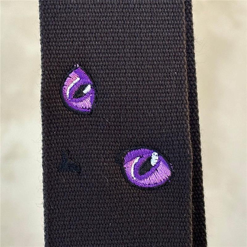 ■商品紹介本体に柔らかくて肩への馴染みの良いアクリル製のベルトを使用したストラップです。剣先の革はしっかりとした本革を使う事により、強度も◎あえて金属ではなく、プラスチックパーツを使うことで、ギター本体に傷がつき難い設計となっております。革のワンポイントが効いていて可愛い逸品です。※掲載画像はサンプルです。■仕様詳細長さ:約85cm〜140cmまで調整可能巾:5cm本体素材:アクリル製テープ革素材:牛革検索キーワード：イケベカテゴリ_楽器アクセサリ_ギターストラップ_Grande uomo_新品 SW_Grande uomo_新品 JAN:4595556268029 登録日:2026/01/20 ストラップ レザー グランデウオモ