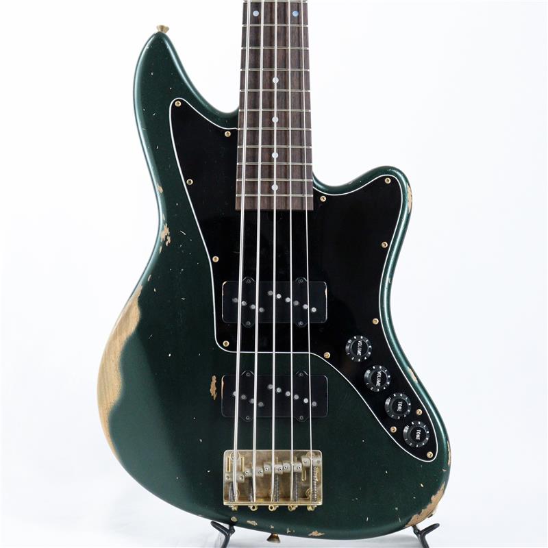 ■商品紹介Sagoのクラシックスタイル新モデルJM Bass！当店オーダーの5弦アクティブ仕様が入荷！Classic Style SeriesとはJBタイプやPBタイプなど、トラディショナルでオーソドックスなスタイルのギター・ベースをSagoの解釈で制作したモデルです。JMタイプのトラッドなボディデザインを踏襲しつつ、ホーンを少し伸ばすことでストラップをつけて構えた際のバランスを向上させ、カッタウェイを広めに確保してハイポジションへのアクセスもスムーズにするなどプレイアビリティを向上させております。ピックアップカバーも4弦タイプはJMタイプのカバーをそのまま使用し、5弦タイプも同様のデザインになるよう製作しております。Spitzの田村さんカスタムオーダーモデルやハンブレッダーズのでらしさんカスタムモデルも同様のシェイプでミュージシャンにも大人気のモデルです。ボディはアルダー、ハードメイプルネックにローズウッド指板というトラディショナルな木材の組合せに、Pタイプと同様なスプリット構造のLx JM Bassピックアップを2基とSagoオリジナルプリアンプSPAEQ-TBを搭載しております。コントロールノブは、STタイプのハットノブを採用しており、ノブの天面にVolume/Toneの文字が記載されておりますが、Master Vol， Balancer， Treble， Bass仕様です。5弦にして4.15kgという軽量さで、パッシブではスプリットPUらしい力強いサウンド、オリジナルアクティブ回路はパワフルになりつつ、フルテンでも使い勝手の良い可変カーブを備えていますので、ガツンと疾走感のあるロックなどに相性抜群のモダンなサウンドを構築します。軽量ペグと小さめのヘッドによって立奏時のバランスも良く、ステージでの取り回しも抜群です。カラーリングはSagoのカラーラインナップでも特に人気の高い、深い緑のWald Greenを極薄のシンラッカーで塗装を施し、ゴールドパーツ、ブラックピックガードにPUカバーやノブもブラックでまとめる事で、端正かつ高級感のあるルックスに仕上がっています。さらに国内有名工房での経験や、F社カスタムショップでレリックを担当していた経験を誇る熟練の職人によるリアルなエイジド加工を施しており、木材の鳴りもしっかりと楽器全体に伝播していきます。プロの愛用者も多いブランドながらフルオーダーブランドのイメージも強く、取り扱い楽器店の少ないSagoですが、当店では「Sago」ブランドはもちろん、国産ながらオプションや製作コストを抑え手の届きやすい価格を実現した「Stem」、アーティストモデルがラインナップされるスチューデントブランド「Seed」まで幅広く展開しておりますので、是非当店でお試しください！またオーダーをご希望の方もお気軽にご相談ください！■仕様詳細■Body: Alder 2P■Neck: Hard Maple (864mm/21F)■Fingerboard: Rosewood■Tuner: Gotoh GB528■Bridge: Gotoh 205B-5■PU: L(x) JM Bass■Control: MVol(Pull/Pass)， Balancer， Treble， Bass■Weight＝4.15kgギグケース付属検索キーワード：イケベカテゴリ_ベース_エレキベース_多弦ベース_Sago_新品 SW_Sago_新品 JAN:2500030794507 登録日:2025/10/31 エレキベース サゴ Seed シード