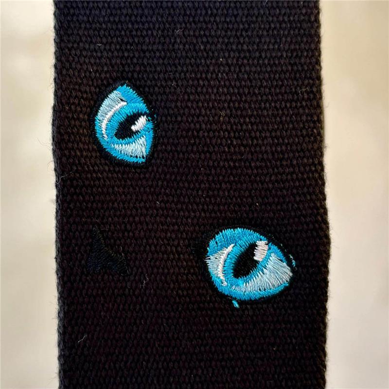 ■商品紹介本体に柔らかくて肩への馴染みの良いアクリル製のベルトを使用したストラップです。剣先の革はしっかりとした本革を使う事により、強度も◎あえて金属ではなく、プラスチックパーツを使うことで、ギター本体に傷がつき難い設計となっております。革のワンポイントが効いていて可愛い逸品です。※掲載画像はサンプルです。■仕様詳細長さ:約85cm〜140cmまで調整可能巾:5cm本体素材:アクリル製テープ革素材:牛革検索キーワード：イケベカテゴリ_楽器アクセサリ_ギターストラップ_Grande uomo_新品 SW_Grande uomo_新品 JAN:4595556268036 登録日:2026/01/20 ストラップ レザー グランデウオモ