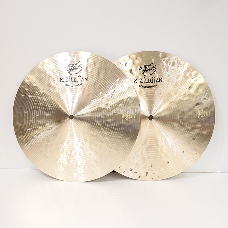 ■商品紹介限定生産 K Constantinople Light Hihat 14''の登場です。- K Constantinople -1998年に登場して以降、世界中のドラマーを魅了してきたZildjianのシンバルシリーズ。ハイハットシンバルのバリエーションは、発売以来ひとつだけだったのはご存じでしょうか。Zildjian社に協力を仰ぎ実現したこちらは、ラインナップを支えた既存モデルよりも薄く仕上げられたLight Hihat。もう一つの可能性。イケベ50周年記念モデルとして数量限定で販売させていただきます。-Zildjianによる解説-14インチ Kコンスタンティノープル・ライト・ハイハットは、従来モデルよりも薄い設計により、ローピッチな基音と軽やかなサウンドを実現しています。オープン時には、ほのかなスプラッシュ感が加わるのも特徴です。繊細なタッチにもしっかりと反応し、打感の繊細さと上品な煌めきを感じ取ることができます。また、Kコンスタンティノープル・クラッシュと同様の最新ハンマリングにより、豊かなダーク・オーバートーンが広がる奥行きのあるサウンドレンジを備えています。ライトウェイトでありながら高いレスポンスと広いダイナミックレンジを持ち、ジャンルを問わず自然に溶け込む、汎用性の高いハイハットです。サイズ：14インチ・ペアウェイト：Top 約846g / Bottom 約1091g※店頭にて展示、試打を解禁しております為、打痕や指紋汚れ等が発生する場合がございます。予めご了承下さい。検索キーワード：イケベカテゴリ_ドラム_シンバル_ハイハット_Zildjian_K Constantinople_新品 SW_Zildjian_新品 JAN:0642388333693 登録日:2026/03/01 シンバル ジルジャン Kコンスタンチノープル
