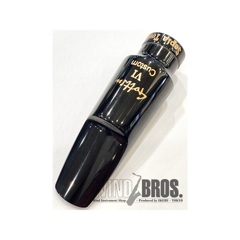 ■商品紹介プロミュージシャンの要望で製作されたものを製品化したモデルです。「VI」の名が冠されたモデルとしては初のハイバッフルモデルで、ノーマルのVIモデルより明るく輪郭のハッキリした音色が特徴です。こちらのモデルは受注生産モデルの為、当店に在庫のない場合は数週間納期を頂戴致します。予めご了承くださいませ。■付属品：外箱※素材は濃い茶色で添加物を入れていない上質なエボナイトです。【オープニング】「6」(1.90mm)…メイヤー6、セルマーEとFの間、デュコフD6相当（あくまで目安とお考え下さい）※オープニングによっては納期を頂戴する場合がございます。検索キーワード：イケベカテゴリ_管楽器・吹奏楽器_サックス用アクセサリ_マウスピース_Gottsu_新品 SW_Gottsu_新品 JAN:2500260004650 登録日:2022/11/06 マウスピース ゴッツ