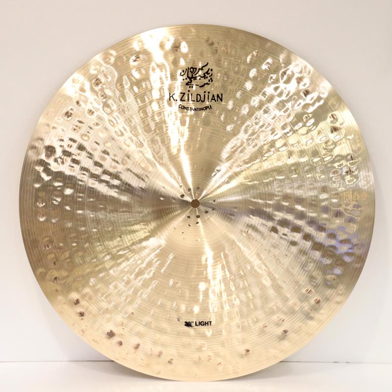 ■商品紹介限定生産 K Constantinople Light Ride 20''の登場です。- K Constantinople -1998年に登場して以降、世界中のドラマーを魅了してきたZildjianのシンバルシリーズ当初ラインナップされたライドシンバルはMediumとLightの2種類のみ。現在ではプレイヤーの細かなニーズやスタイルの変化に合わせ、多岐にわたるラインナップへと拡充されています。2006年頃に惜しむらく廃番となった Light Ride ですがこの度Zildjian社の協力のもと新しく再現。イケベ50周年記念モデルとして数量限定で販売いたします。-Zildjianによる解説-20インチ Kコンスタンティノープル・ライト・ライドは、適度な柔軟性と心地よい跳ね返りを求めるプレイヤーに最適なシンバルです。軽量設計により立ち上がりが速く、過剰な残響を抑えつつ、あたたかみのあるクラッシュサウンドを自然に響かせます。薄めのプロファイルが豊かな倍音の広がりを生み、複雑なスティックパターンでも明瞭な存在感を発揮します。低くなだらかなカップは、柔らかく空気感のある粒立ちと確かな明瞭さを両立。複雑で深みのある音色と優れたクラッシュ性能、豊かな質感を備え、あらゆるドラムキットに自然に馴染む理想的な高いシンバルです。サイズ：20インチウェイト：約1990g※店頭にて展示、試打を解禁しております為、打痕や指紋汚れ等が発生する場合がございます。予めご了承下さい。検索キーワード：イケベカテゴリ_ドラム_シンバル_ライド_Zildjian_K Constantinople_新品 SW_Zildjian_新品 JAN:0642388325728 登録日:2026/03/01 シンバル ジルジャン Kコンスタンチノープル