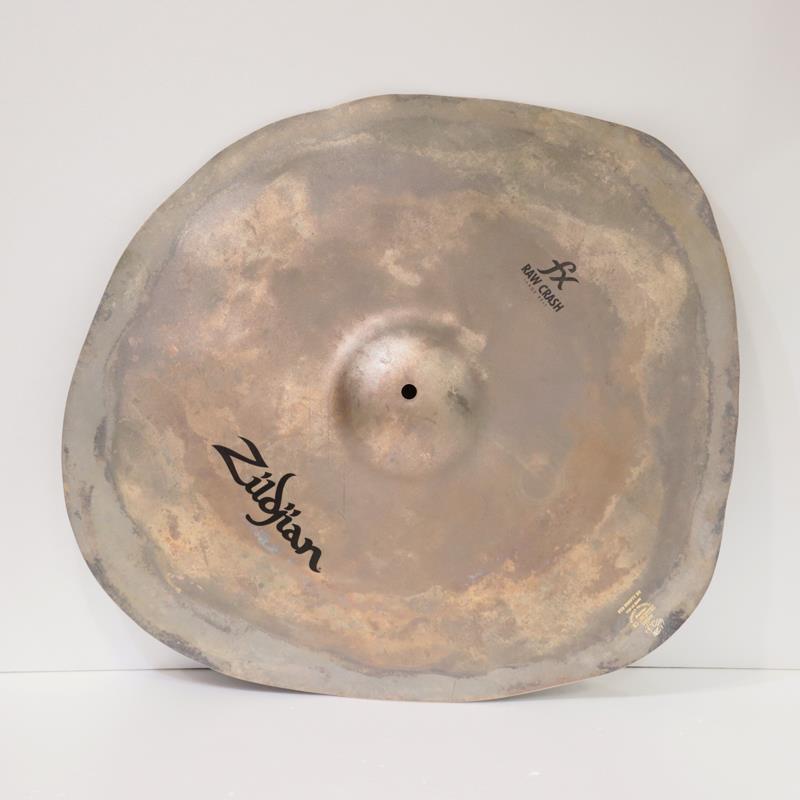 ■商品紹介※店頭にて展示、試打を解禁しております為、打痕や指紋汚れ等が発生する場合がございます。予めご了承ください。＜Concept Shop FX Raw Crash＞FX Raw Crashは、もともと米国内でのみ購入可能な期間限定商品を扱うZildjian Concept Shop（アーティスト、世界のトレンドを元にジルジャン社の研究開発チーム、パートナーアーティストが今までにない新たなコンセプトのシンバルをデザインする先端的な商品開発の場）で限定展開されていた商品ですが、その人気の高さから米国外でも販売が決定しました。国内ではZildjian Centerのみが扱える限定商品として発売となります。本製品は、「これまでに生産されたシンバルの中で最も洗練されていないファンキーなシンバル」。ハンマリング、レイジング（音溝加工）、トリミング（真円にカットすること）はされておらず、形状は二つとして同じものはありません。非常に個性的で、他のシンバルにはないワイルドなサウンドを奏でます。サイズについては、通常のシンバルには必ずある「インチ」の表記がないこともこの商品の特徴。今回発売する商品は、カップ（ベル）部分の大きさの違いにより、「ラージベル」と「スモールベル」の2品番をラインナップしました。どちらも短くて爆発的なクラッシュ音が特徴的で、「ラージベル」はベルの音がより強調され音の広がりが大きく、「スモールベル」は倍音を抑えたドライなサウンドを実現します。いずれもドライなライドシンバルの代わりとしても利用することができます。サイズ：Large Bellウェイト（実測値）：約2605g検索キーワード：イケベカテゴリ_ドラム_シンバル_クラッシュ_Zildjian_Concept Shop_アウトレット SW_Zildjian_アウトレット JAN:0642388326053 登録日:2025/09/26 シンバル ジルジャン