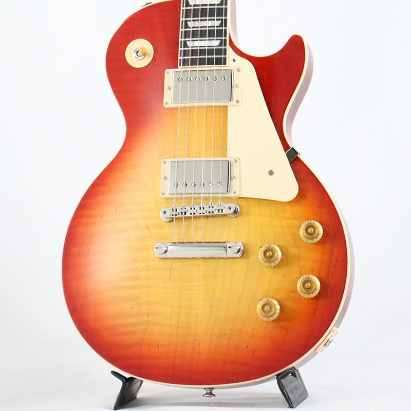 ■商品紹介Custom Shop Topを採用したJapan Exclusive Modelが入荷しました！！Gibsonの定番モデル「Les Paul Standard '50s」にGibson最上位ラインのCustom Shopに使用されるトップ材を使用した日本ディーラー限定モデルとなっております。Custom Shopらしい奥行きのある杢目は見る角度で表情を変える非常に美しいものとなっております。基本スペックはレギュラーモデルの「Les Paul Standard '50s」と同じくウエイトリリーフを施さないソリッドボディを採用、ネックシェイプは程よいグリップ感のあるVintage 50sを採用しています。キャビティは、基盤を使わず配線されており、コンデンサーはオレンジドロップが使われております。サウンドの要であるピックアップは通常、Burstbucker1，2が搭載されますが当モデルは、57 Classic Underwoundを採用。通常の57 Classicよりも出力を落としたUnderwound仕様となっており出力を抑えることで枯れたビンテージサウンドを再現。手元のコントロールやピッキングニュアンスで様々なサウンドバリエーションを放出し心地よいサウンドを奏でてくれます。近年では珍しい極上杢目の1本ですので是非この機会をお見逃しなく！■仕様詳細Weight≒4.06kgBodyMaterial: MahoganyTop: AAA Custom Shop Figured MapleBinding: Cream; Top and FretboardWeight Relief: NoneNeckNeck: MahoganyProfile: Vintage '50sNut width: 1.695/43.053mmFingerboard: RosewoodScale length: 24.75/628.65mmNumber of frets: 22， Medium JumboNut: Graph TechInlay: Acylic TrapezoidHardwareBridge: ABR-1 Tune-O-MaticTailpiece: Aluminum Stop BarTuners:Vintage Deluxe with Keystone ButtonPlating: NickelElectronicsNeck pickup: 57 Classic UnderwoundBridge pickup: 57 Classic UnderwoundControls: 2 Volume， 2 Tone; Hand-wired with Orange Drop Capacitorsハードケース付属検索キーワード：イケベカテゴリ_エレキギター_レスポールタイプ_Gibson_Custom Shop_新品 SW_Gibson_新品 JAN:4570156016140 登録日:2025/12/25 エレキギター ギブソン カスタムショップ