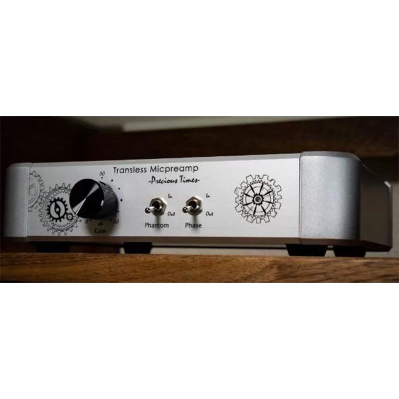 ■商品紹介【製品の特長】★ラック版Precious timesの音を、そのまま手元に置き場所がない、価格が届かない　理由はどうあれ、Preciou timesラック版に手を出せなかった方のためのモデルです。音声回路は何一つ変えていません。変えたのは小型化の為に電源方式を変更しただけ。●高精度DCDCコンバーター+高精度LDOの組み合わせでノイズ同等を実現DCDCコンバーター単体ではノイズ面でリニア電源に及びません。そこで高精度LDOレギュレーターを併用し、スイッチングノイズを徹底的に抑え込むことで、ラック版と同等のノイズレベルまで追い込みました。小型化のために音質を犠牲にしないための、電源部二段構えの設計です。oz designは一貫して電源品質を音質の土台と捉えてきました。今回の小型化も、電源方式を変えても妥協しないという同じ姿勢の延長線上にあります。見た目の変化以上に、内部の作り込みに時間をかけたモデルです。●マイクプリアンプとして到達しうる、最高レベルのSN比価格帯を語るのではなく、性能そのもので語ります。SN比・信号純度において、市場でも数少ない領域に到達したプリアンプです。●デスクの上に置ける、本格機ラックスペースを必要としない筐体で、限られた作業スペースでも設置の自由度が高くなります。ゲイン調整はラック版と同じロータリースイッチ式を採用しているため、目盛りによる再現性はそのまま。感覚的なつまみ操作に頼らず、毎回同じ設定に戻せる安心感を保っています。【製品の仕様】■GAIN 0dB〜60dB（ロータリー11接点）■ファンタム電源　48V■Phaseスイッチ（位相反転）■入力インピーダンス　マイク：4kΩ■出力インピーダンス　10Ω以下■周波数特性　5Hz-100kHz ±0.5dB(Gain min)■入力換算ノイズ　-128dBu A-weighted， 150Ω source■ひずみ率（THD+N）　0.005%以下 (1k / +4dBu)■入力端子　XLR（バランス)■出力端子　XLR（バランス）■電源電圧　100V(アダプタ接続)■付属品　本体/専用アダプタ/取説（保証書）■重量　約1kg ■寸法200mm×44mm×160mm検索キーワード：イケベカテゴリ_レコーディング_アウトボード_マイクプリアンプ_oz design_新品 SW_oz design_新品 JAN:2500130939693 登録日:2026/09/25 オズデザイン マイクプリアンプ