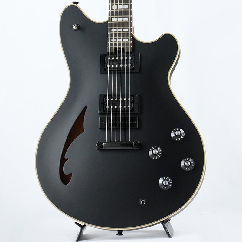 ■商品紹介EVH SA Series今年再び、エディ・ヴァン・ヘイレンの息子であるウルフギャング・ヴァン・ヘイレンが、21世紀におけるモダンギターのあるべき姿をSA-126 Specialで提案します。SA-126は、セミホロウギターとソリッドボディギターのハイブリッドで、チェンバード／センターブロックのソリッドボディにボルトオンネックを組み合わせ、スリムネック、ジャンボフレット、高出力ピックアップなど、ハイパフォーマンスギターの定番として知られる仕様を併せ持っています。ウルフギャングが考案した本モデルは、多用途性を念頭に置いてデザインされており、圧巻のリズムプレイとハイスピードソロプレイを見事なトーンバランスでサポートします。SA-126 Standardは、マホガニーボディにチェンバー加工を施し、剛性と卓越したトーンを得るためにバスウッドセンターブロックを追加しています。ソリッドカラーモデルにはメイプルトップ、トランスペアレントカラーモデルにはキルトメイプルトップをあしらい、5-plyボディバインディングが施されています。マホガニーネックには、グラファイト補強ロッドを内蔵し、22本のジャンボフレットとトリプルブロックインレイを採用した12〜16インチコンパウンドラジアス仕様のエボニー指板を装備しています。24.75インチスケールで、快適かつ親しみやすいモダンクラシックのようなフィールが得られます。ネックエンドにはスポークホイールを装備し、トラスロッド調整が簡単に行えます。フェンダーの専属ピックアップデザイナー、ティム・ショウとEVHチームによって製作されたEVH SA-126ブリッジ＆ネックピックアップからはガラスのようなクリーンサウンドから、最も耳の肥えたゲインサウンドファンをも満足させる極上のドライブトーンまで、幅広いサウンドが得られます。アッパーホーンに配置された3ウェイトグルスイッチでブリッジ、ブリッジ＆ネック、ネックの各ピックアップポジションを切り替えられる他、2つのボリュームと2つのトーンノブでそれぞれのピックアップコントロールが可能です。その他、Harmonicaブリッジ、ストップバーテイルピース、オーバーサイズのストラップボタン、キーストーンチューニングペグを装備しています。※画像はサンプルです。製品の特性上、杢目、色合いは個体ごとに異なります。■仕様詳細Body Material: Chambered mahogany body with a basswood centerblockBody Finish: Satin UrethaneNeck: 2-Piece Mahogany， EVH Modified C BackshapeNeck Finish: Natural SatinFingerboard: Ebony， 12-16 Compound Radius (304.8 mm to 406.4 mm)Frets: 22， JumboPosition Inlays: Triple Block (Ebony)Nut (Material/Width): Graph Tech TUSQ， 1.75 (44.45 mm)Tuning Machines: EVH Keystone TunersScale Length: 24.75 (629 mm)Bridge: EVH HarmonicaPickups:EVH SA-126 Humbucking (Bridge)EVH SA-126 Humbucking (Neck)Pickup Switching: 3-Position Toggle:Position 1. Bridge PickupPosition 2. Bridge And Neck PickupsPosition 3. Neck PickupControls: Volume 1. (Neck Pickup)， Tone 1. (Neck Pickup)， Volume 2. (Bridge Pickup)， Tone 2. (Bridge Pickup)Control Knobs: Skirted Black Plastic with Numbered IndicatorsHardware Finish: BlackStrings: Nickel Plated Steel (.010-.046 Gauges)Case/Gig Bag: EVH SA-126 Ivory Case検索キーワード：イケベカテゴリ_エレキギター_その他_EVH_新品 SW_EVH_新品 JAN:0717669968304 登録日:2024/05/10 エレキギター バンヘイレン ヴァンヘイレン バン・ヘイレン ヴァン・ヘイレン