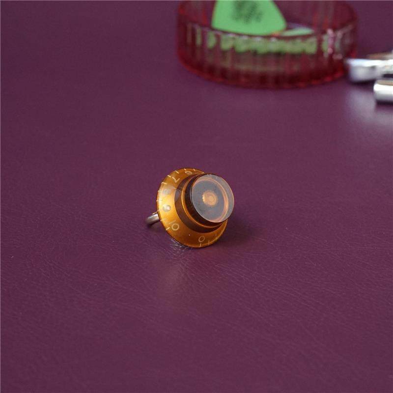 ■商品紹介■デザインギタリスト・ベーシストさんがアクセサリーに楽器やピックのモチーフを身に着けているのをよく見かけますが、だったら「つまみ」もありでしょう！ということで、作りました「ギターつまみリング」。ゴロッと大き目なサイズ感と合わせやすいシンプルカラーで、いつものファッションにも使いやすい優れもの。リング部分は印字に合わせ落ち着いたマットゴールドなので、重厚感だけでなく高級感もあります。それでいて、バンドマンだけに「！それって！」と刺さる、バンドマン探知機のようなアイテムなので、このリングがきっかけでバンドが組めちゃったりして。大き目モチーフのリングで、「音楽」も「かわいい」も存分にアピールしちゃいましょう！■サイズ・11号（フリー）・外寸　縦: 約3.5cm、横: 約2.5cm■注意事項＊こちらの商品は他ECサイトでも販売しております。在庫情報の更新は迅速を心掛けておりますが、万一ご注文時に売り切れていた際は、商品がご用意できない場合がございますのでご了承ください。＊画像の色味は屋内外の光の照射や角度により実物と異なって見える場合がございます。ご了承ください。＊一つ一つ手作りのため個体差がございます。検索キーワード：イケベカテゴリ_楽器アクセサリ_その他楽器アクセサリ_tsundrum_chan_新品 SW_tsundrum_chan_新品 JAN:4571642983113 登録日:2025/09/26 ツンドラムチャン ツン ドラム ちゃん kawaii かわいい カワイイ ハンドメイド 女子 大人かわいい ガールズ おしゃれ オシャレ お洒落