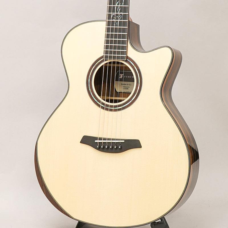 ■商品紹介〜豪華なオプションをふんだんに採用した渾身のオリジナルカスタムモデルが入荷〜1981年、旧チェコスロバキア領でブルーグラスミュージシャンにより設立されたフォルヒギターズ！！岡崎倫典さん、中川イサトさん、岸部眞明さん、UK（MOROHA）さん等、錚々たるアーティストに使用される今話題のブランドです！ヨーロッパを代表するブランドの一つとして主にフィンガースタイルのギタリストに愛されるフォルヒ。その造りの丁寧さ、美しい仕上げ、洗練されたサウンド、滑らかな弾き心地、数多のミュージシャンに使用されるのに十分な理由のある素晴らしいギターです。こちら「Rainbow Gc-LE」は、何万通りもの組み合わせから選べるスペックの中から、当店の担当者が拘り抜いてセレクトした豪華なオプション満載のオリジナルカスタムモデルとなります。トップ材はマスターグレードのアルパインスプルース、サイドバック材にはこちらもマスターグレードのエキゾチックエボニーを採用。トップ・バック材ともに、最高級の希少材を使用した贅沢なカスタムモデルとなります。グランドオーディトリアムボディの深い低域、まとまりのある中高域と、軽いタッチでも即座に反応するニュアンスの良さで、フィンガースタイルにおいて絶大なバランス感を誇り、パーカッシブなプレイからバラードまで様々なスタイルに対応。トップ材に使用されているアルパインスプルースは、滑らかで繊細な高域と、深く芯のある低域が特徴となります。指弾きでもしっかりとした基音の強いサウンドを産み出すことが出来、ダイナミクスレンジにも優れています。サイドバックに使用されているエキゾチックエボニーは非常に硬い特性を持つ材料で、深い低域とリバーブ感の強いサスティーンが魅力。軽いタッチにもしっかりと楽器が反応し、重厚な低域と艶やかでどこまでも伸びていくような中高域をもつこのギターは、フィンガースタイルプレイヤーにとって、ひとつの理想形のサウンドといえるでしょう。ルックスにおいては、美しい材料を引き立たせつつ、上品なラグジュアリー感を味わえる印象に仕上げました。バインディングとロゼッタにはを、全体を引き締めつつ、近くで見た際の高級感を感じさせるローズウッドを採用。指板インレイにはアバロンで組み込まれたトロピカルリーフインレイが上品な輝きを放ちます。フォルヒのオプションの中でも大変人気の高いダブルコンターも採用しましたので、長時間の演奏でも快適且つ、ローズウッドバインディングの美しさがより際立つ外観となりました。更に細かい所では、指板サイドのライナーポジションマークや、コスモブラックカラーのゴトーペグ等、まさにフルスペックと言っても過言ではない程の豪華な仕様となっております。サウンド・ルックス共に拘り尽くした素晴らしいギターですので、是非この機会にご検討ください！！◆CNR System Active（Composite Neck Reinforcement System）◆こちらのモデルは、フォルヒ独自開発の「CNR System Active（Composite Neck Reinforcement System）」が搭載されています。既存のCNRネックシステムからアップデートされた革新的なネック設計です。最も特筆すべき特徴として、ネックブロックに設置された弦高調整ボルトによりネックの角度調整が可能で、サドルを削ることなく弦高調整を行うことが出来るようになりました。更に、以前のシステムよりネックの剛性と安定性が向上していることから、より長期にわたってプレイアビリティと安定性を維持することが実現しました。※このボルトを使って安全にネック角度を調整するには、専用工具及び調整技術を習得した技術者による操作が必要ですので、池部楽器店アコースティックフロアスタッフまでご相談ください。■仕様詳細Top : Master Grade Alpine SpruceBack and Sides : Master Grade Exotic EbonyNeck : MahoganyFingerboard : EbonyFingerboard Inlay : Tropical Leaf(Abalone) / Pearl Linear Position MarkersBridge : EbonyBinding : Indian RosewoodParfring : Black Walnut + Black and White LinesRosette : Indian Rosewoodt + AbaloneBracing : Scalloped X BracingBack Center : Indian RosewoodBottom Center : Indian Rosewood EdgeNut Width : 45mmScale Length : 650mmTurner : Gotoh 510 Cosmo Black Cese : Hiscox Hard Case検索キーワード：イケベカテゴリ_アコースティック・エレアコギター_アコースティックギター_Furch_新品 SW_Furch_新品 JAN:2500020859186 登録日:2026/03/23 アコースティックギター アコギ ファルヒ