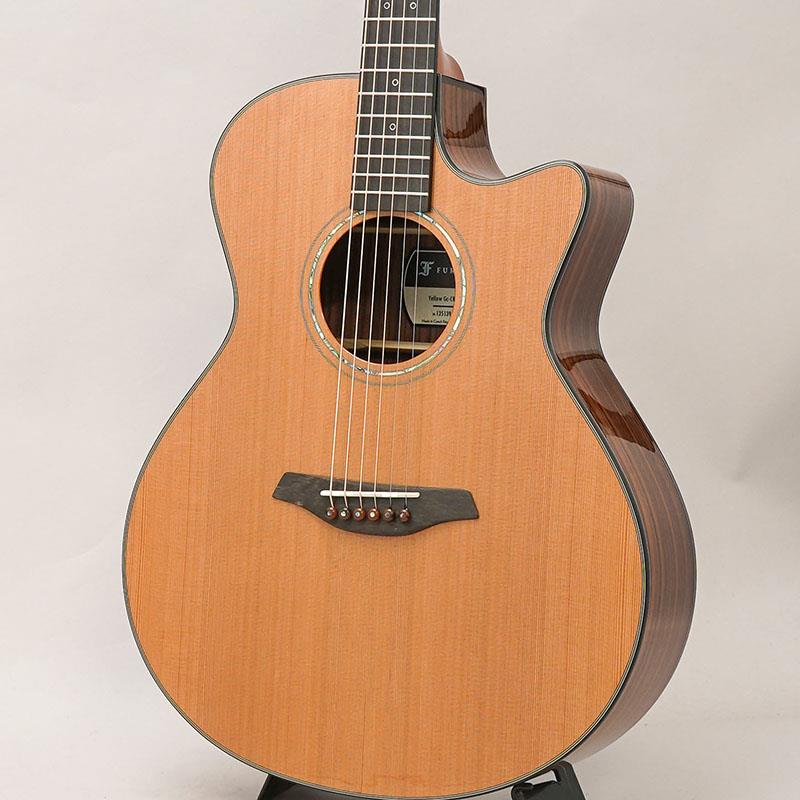 ■商品紹介1981年、旧チェコスロバキア領でブルーグラスミュージシャンにより設立されたフォルヒギターズ！！岡崎倫典さん、中川イサトさん、岸部眞明さん、UK（MOROHA）さん等、錚々たるアーティストに使用される今話題のブランドです！ヨーロッパを代表するブランドの一つとして主にフィンガースタイルのギタリストに愛されるフォルヒ。その造りの丁寧さ、美しい仕上げ、洗練されたサウンド、滑らかな弾き心地、数多のミュージシャンに使用されるのに十分な理由のある素晴らしいギターです。本器「Yellow Gc-CR」は、フォルヒギターの王道Yellowシリーズ(旧23シリーズ)のグランドオーディトリアムカッタウェイスタイル！！トップ材はAAAグレードのウェスタンレッドシダー、サイドバック材はAAグレードのインディアンローズウッドを採用。優れた音量バランスと深みのある低音のオーディトリアムボディと、奥深く柔らかなサウンドが特徴のシダートップとの組み合わせは、特に昨今流行りのフィンガースタイルに大変おすすめです。1音1音の分離感も良く、ベースラインやメロディを前に出したいプレイヤーの方に相応しいギターと言えます。ナット幅は45mmと広めとなっておりますが、薄めのネックシェイプによって得られる抜群のプレイアビリティは多くのプレイヤーからの支持を集めています。また、ロゼッタには細めのアバロン、ポジションマークはエクリプスタイプ、バインディングとブリッジピンにはべっ甲柄を採用する等、隅々までこだわられたデザインは、上品で落ち着いたヨーロピアンな雰囲気を感じさせてくれます。アメリカンギターとは一味違うヨーロッパの風を是非ご体感ください！！◆CNR System Active（Composite Neck Reinforcement System）◆こちらのモデルは、フォルヒ独自開発の「CNR System Active（Composite Neck Reinforcement System）」が搭載されています。既存のCNRネックシステムからアップデートされた革新的なネック設計です。最も特筆すべき特徴として、ネックブロックに設置された弦高調整ボルトによりネックの角度調整が可能で、サドルを削ることなく弦高調整を行うことが出来るようになりました。更に、以前のシステムよりネックの剛性と安定性が向上していることから、より長期にわたってプレイアビリティと安定性を維持することが実現しました。※このボルトを使って安全にネック角度を調整するには、専用工具及び調整技術を習得した技術者による操作が必要ですので、池部楽器店アコースティックフロアスタッフまでご相談ください。■仕様詳細Top: AAA Solid Western Red CedarBack and Sides: AA Indian RosewoodNeck: MahoganyBracing : Scalloped X BracingNut Width: 45mmFingerboard: EbonyBridge: EbonyScale Length: 650mmTuner: GOTOH 510 エボニーボタンCase: Hard Case検索キーワード：イケベカテゴリ_アコースティック・エレアコギター_アコースティックギター_Furch_新品 SW_Furch_新品 JAN:2500020011928 登録日:2026/03/23 アコースティックギター アコギ ファルヒ