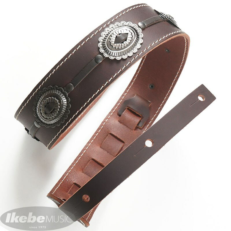 ■商品紹介Richter Straps（リヒターストラップ）MOTORHEADのシグネーチャーモデルで、高品質なオイルドバッファローレザーに 重厚感のあるコンチョが装着されています。＜サイズ＞長さ：約100cm〜147cm、幅：約6cm※使用している材料や製作工程の性質上、本革特有の細かい傷や色むらがある場合がございますのでご了承下さい。※染料の特性上、特に新品時には色落ちの可能性がございますので ご使用の際にはご注意ください。※掲載している画像と実際の商品はディスプレイ等により、色合いが異なって見える場合がございます。※製品の仕様は、予告無く変更になる場合がありますのでご了承下さい。--------------------------------------------------------------------Richter Straps is...Richter Straps（リヒターストラップ）は、最高級のイタリアンバッファローレザーを使用し、手作業で製作を行っているドイツ製の高品質なストラップです。最高級の材料を使用しているだけではなく、表面に施されたカービング、バッファローレザーをワニ革や象革の様に見せたり、鮭の皮（サーモンレザー）を使用しヘビ革に見せる等、デザイン面でも非常に凝った造りをしています。豊富なモデルをラインナップする事により、立奏時に楽器を吊る為だけの単なる道具ではなく、楽器や衣装と合わせたトータルコーディネートを考える事が出来ます。Richter Strapsでは、モデル毎にテーマが設定されており、そのテーマに沿った質感に仕上がるようにオイルフィニッシュ、ワックス、グロスフィニッシュを使い分けています。Pure veg tannage（天然の樹皮から抽出されるタンニン）を使用して革を鞣す事により、吸湿性と通気性を高め、使い込むほどに味わいが増します。また、自然の素材を使用する事で環境に配慮しています。製作者のLars Richterは、家具や革製品を製作する業者に、革材を供給する問屋で生計を立てていましたが、自身が趣味で演奏しているギターに使用する為に、販売されているストラップをチェックしたところ、従来の製品の品質の悪さに失望し自ら製作を始めました。金額的には高額なストラップですが、お使い頂ければ使用している革の品質の良さやカービングやステッチの丁寧さ、しっかりとしたホールド感、程よい硬さを持った3mm厚のパッド（レザー+パッド+マイクロファーバーで8mm厚）と裏地からもたらされる、肩にかかる楽器重量の軽減を感じて頂けると思います。Richter Strapsは、立奏中の身体への負担を軽くします。Richter Strapsでは、少人数で1本1本を手作業で丁寧に製作しておりますので、量産する事が出来ません。入荷状況によっては数ヶ月お待ち頂く事がございます。使用している材料や製作工程の性質上、本革特有の細かい傷や色むらがある場合がございますがご了承下さい。また、染料の特性上、特に新品時には色落ちの可能性がございますので使用の際にはご注意ください。掲載している画像と実際の商品はディスプレイ等により、 色合いが異なって見える場合がございます。製品の仕様は、予告無く変更になる場合がありますのでご了承下さい。--------------------------------------------------------------------検索キーワード：イケベカテゴリ_楽器アクセサリ_ギターストラップ_Richter Straps_新品 SW_Richter Straps_新品 JAN:4260312133766 登録日:2019/06/08 ストラップ ギターストラップ