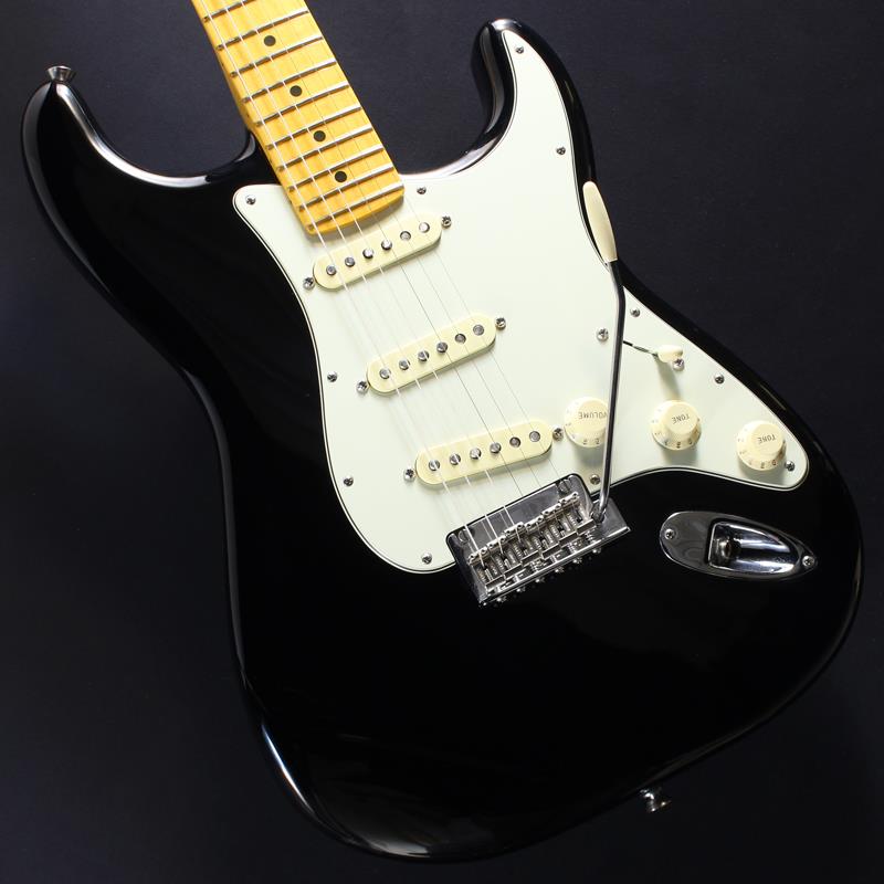 ■商品紹介◆イケベリユース認定中古楽器保証書(ご購入日から12ヶ月有効)付属◆人気のアメプロ2シリーズよりストラトタイプの中古品が入荷！随所に軽度の擦り傷や打痕、金属パーツくすみ等使用感がございます。フレットは残り約6〜7割程、電装系やトラスロッドの動作にも問題ございません。純正ハードケース、アーム付属重量：約3.47kg〜〜〜〜〜以下、新品時の商品説明となります。〜〜〜〜〜American Professional II Stratocasterは、60年以上に渡る革新、インスピレーション、進化を経て、現代のプレイヤーの要求に応えます。高い人気を誇るDeep Cシェイプネックは、丁寧にエッジがロールオフされ、至高の演奏体験を約束するSuper-Naturalサテン仕上げが施されています。また新たに設計されたネックヒールを採用し、快適なフィーリングとハイポジションへの容易なアクセスを実現しました。新しいV-Mod II Stratocaster Single-Coilピックアップは、ベルのような輝きとウォームさを両立し、これまで以上に繊細で魅力的なサウンドを実現しています。コールドロールド（冷間圧延成型式）スチールブロックを採用した2点支持トレモロは、サスティン、明瞭度、ハイエンドの煌びやかさを向上させています。American Professional II Stratocasterの手に馴染む感覚とサウンドの多様性は、手に取り、耳にした瞬間、すぐにお分かりいただけることでしょう。プロの楽器の新たなスタンダードとなるような幅広い改良が、American Professional IIシリーズには詰め込まれています。■仕様詳細Series: American Professional IIBody Material: AlderBody Finish: Gloss UrethaneNeck: Maple， Deep CNeck Finish: Super-Natural Satin Urethane Finish on Back of Neck with Gloss Urethane Headstock FaceFingerboard: Maple - 9.5 (241 mm) RadiusFrets: 22， Narrow TallPosition Inlays: Black Dot (Maple)Nut (Material/Width): Bone， 1.685 (42.8 mm)Tuning Machines: Fender Standard Cast/Sealed StaggeredScale Length: 25.5 (648 mm)Bridge: 2-Point Synchronized Tremolo with Bent Steel Saddles， Pop-In Tremolo Arm and Cold-Rolled Steel BlockPickguard:3-Ply MintPickups: V-Mod II Single-Coil Strat (Bridge， Middle， Neck)Pickup Switching: 5-Position Blade:Position 1. Bridge PickupPosition 2. Bridge and Middle PickupPosition 3. Middle PickupPosition 4. Middle and Neck PickupPosition 5. Neck PickupControls: Master Volume， Tone 1. (Neck/Middle Pickups)， Tone 2. (Bridge Pickup)Auxilliary Switching: Push-Push Tone Control Adds Neck PickupControl Knobs: Aged White PlasticHardware Finish: Nickel/Chrome検索キーワード：イケベカテゴリ_エレキギター_STタイプ_Fender USA_American Professional II_ユーズド SW_Fender USA_ユーズド JAN:2500010863681 登録日:2026/04/16 エレキギター フェンダー ふぇんだー フェンダーUSA アメリカンプロフェッショナル アメプロ