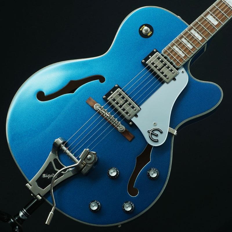 ■商品紹介個性的なルックスと高い演奏性を兼ね備えたフルアコースティックモデル「Emperor Swingster」が中古にて入荷いたしました！5プライのラミネート・メイプルボディを採用し、豊かな箱鳴りと程よいエアー感を持つサウンドが魅力の一本。SlimTaperシェイプのマホガニーネックとインディアン・ローレル指板の組み合わせにより、フルアコながらスムーズで快適な演奏性を実現しています。ピックアップにはEpiphoneオリジナルのSwingBuckerを2基搭載。各ボリュームノブにはプッシュ/プル式のシリーズ・パラレル切替機能を備えており、ジャズやブルースのウォームなトーンから、ロカビリーやカントリー、ロックまで幅広いサウンドメイクが可能です。さらにLicensed Bigsbyヴィブラートを装備し、表現力豊かなプレイをお楽しみいただけます。当個体状態といたしましては、ボディ全体にほのかなスレキズ、弾きキズ、うち傷、ハードウェアのくすみが御座いますが良好なコンディションとなっております。フレットは7割程度の高さを残し、ネックコンディションやトラスロッド、電装系含め演奏面で問題はございませんので、まだまだ末永くお付き合いいただける1本としてお迎えいただけます。この機会に是非ご検討ください！ソフトケース付属Weight≒3.44kg■仕様詳細Body：Layered MapleNeck：Mahogany（SlimTaper）Fingerboard：Indian Laurel（22F）Scale：628mmNut Width：43mmBridge：LockTone Tune-O-MaticTailpiece：Licensed Bigsby VibratoTuners：Grover RotomaticPickups：Epiphone SwingBucker ×2Controls：2Vol（Push/Pull Series/Parallel）/ 2Tone / 3Way Toggle Switch検索キーワード：イケベカテゴリ_エレキギター_フルアコ_Epiphone_アーチトップ_ユーズド SW_Epiphone_ユーズド JAN:2500010890489 登録日:2026/08/06 エレキギター エピフォン セミアコ フルアコ