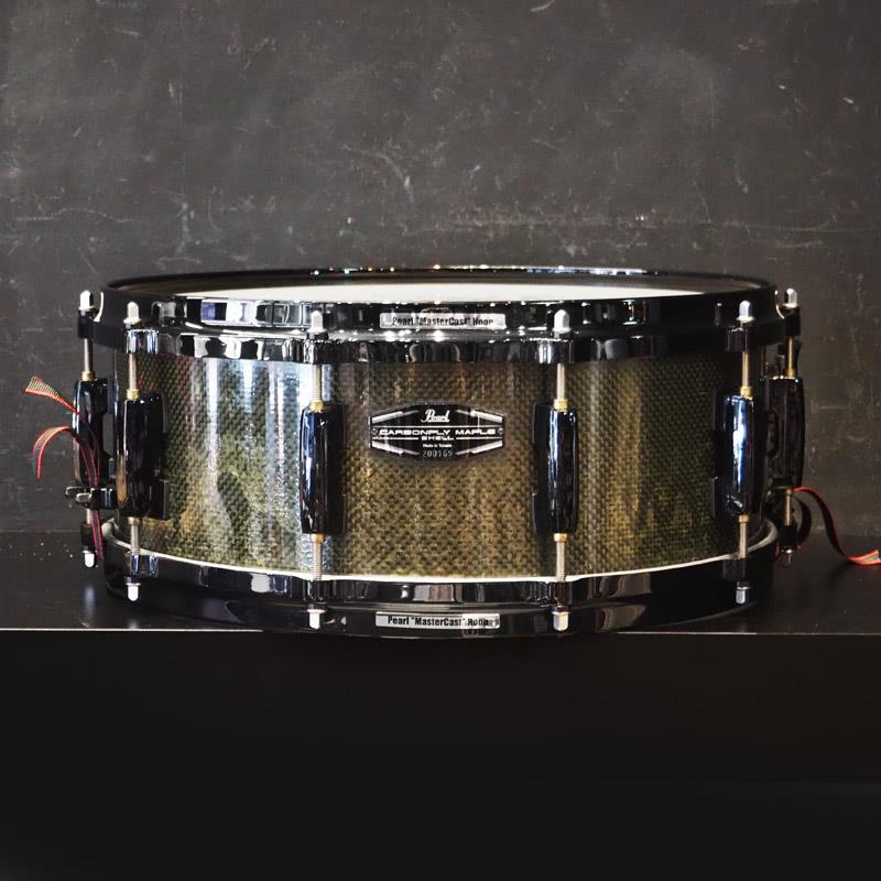 ■商品紹介【ソリッドな音像が人気のカーボンプライ・メイプル・スネア中古品が入荷！】カーボン素材を採用したハイブリッド・シェルのスネアドラム。等厚6プライ・メイプルシェル(5.4mm)にカーボンクロスをラミネートした浅胴(深さ5.5)サイズのカーボンプライメイプルは、エッジの効いた図太い鳴り、鮮やかな音の輪郭とシャープなサウンドで、ライヴからレコーディングまで、そのポテンシャルをいかんなく発揮する。＜Carbonply Maple Shell＞等厚6プライメイプル(5.4mm)にカーボンクロスをラミネートしたパールオリジナルのシェル。カーボンプライのもたらすソリッドな音像と、ドライでパワフルなアタックが強力な音抜けを発揮します。＜スペック＞サイズ: 14×5.5シェル: 等厚6プライ・メイプル+インナー&アウター・カーボンプライフープ / テンション数: マスターキャスト / 10テンションストレイナー スイッチ部: SR-15AB バット部: SR-18EBラグ: CL-55Bボルト: SST-5052※中古品のためキズや汚れ、打痕、シェル塗装の劣化等使用感がございます。予めご了承くださいませ。検索キーワード：イケベカテゴリ_ドラム_スネアドラム_Pearl_ユーズド SW_Pearl_ユーズド JAN:2500190901296 登録日:2026/07/10 スネア スネアドラム パール