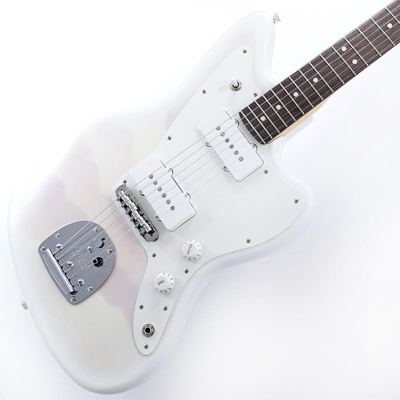 ■商品紹介Hybrid II 2026 Collection Misty SatinMade in Japan Hybrid II 2026 Collection Jazzmasterは、ヴィンテージライクなルックスはそのままに、プレイヤーや音楽ジャンルを選ばないオールマイティーなモダンスペックを搭載したMade in Japan Hybrid IIシリーズをベースに、2026年限定の特別なルックスを纏ったモデルです。本製品はSatin Finishをキーフィーチャーに、ネックだけでなくボディにもサテン仕上げを採用。日本製ならではの高精度な塗装技術により、質感・発色ともに美しい仕上がりを実現しています。Blue Mist、Pink Mist、Yellow MistのMisty Satin Finishは、霧がかったような柔らかいトーンと、木や自然のぬくもりを感じさせる穏やかな質感が特徴。自然なマット感が心地よく、クラシックにもモダンにも調和するナチュラルなサテン仕上げです。定評あるアルダーボディに新設計のHybrid II Custom Voiced Single Coilピックアップを装備し、ヴィンテージスタイルのフローティングトレモロを搭載。ヴィンテージロッキングチューナー、サテンフィニッシュのネック、Modern Cシェイプに9.5インチラジアスの指板とナロートールフレットがスムーズなプレイヤビリティを提供します。Hybrid IIシリーズならではのモダンさと伝統が融合した、新しい提案となる1本です。本製品は2026年限定生産モデルです。※画像はサンプルです。製品の特性上、杢目、色合いは個体ごとに異なります。■仕様詳細Body Material: AlderBody Finish: Satin PolyesterNeck: Maple， Modern CNeck Finish: Satin UrethaneFingerboard: Rosewood， 9.5 (241 mm)Frets: 22， Narrow TallPosition Inlays: White Dot (Rosewood)Nut (Material/Width): Bone， 1.650 (42 mm)Tuning Machines: Vintage-Style LockingScale Length: 25.5 (648 mm)Bridge: 6-Saddle Vintage-Style Adjustable with Floating Tremolo TailpiecePickguard: 1-Ply EggshellPickups:Hybrid II Custom Voiced Single Coil Jazzmaster (Bridge)Hybrid II Custom Voiced Single Coil Jazzmaster (Neck)Pickup Switching: 3-Position Toggle:Position 1. Bridge PickupPosition 2. Bridge and Neck PickupsPosition 3. Neck PickupControls: Master Volume， Master ToneControl Knobs: EggshellHardware Finish: Nickel/ChromeStrings: Nickel Plated Steel (.009-.042 Gauges)Case/Gig Bag: Included: Gig Bag検索キーワード：イケベカテゴリ_エレキギター_JMタイプ_Fender Made in Japan_Hybrid II Jazzmaster_新品 SW_Fender Made in Japan_新品 JAN:0197955164915 登録日:2026/06/26 エレキギター フェンダー ふぇんだー フェンダージャパン フェンジャパ フェンダーJ ジャズマスター ジャズマス