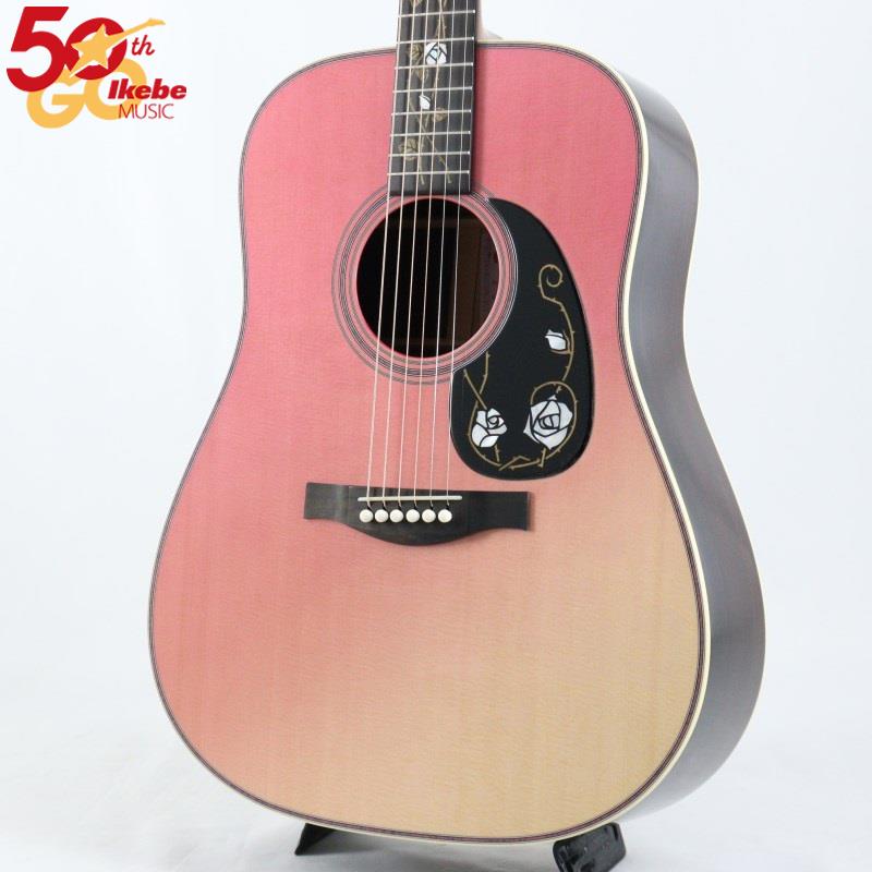 ■商品紹介皆様のご愛顧のお陰で本年にて創業50周年を迎えることができました。半世紀を紡いだ軌跡と皆様への感謝を形にするため、創業50周年を記念してスペシャルなモデルをオーダーを致しました。Headwayはトラディショナルなモデルからエキゾチックでモダンなモデルまで幅広く製作をし、高い技術で人気のHeadway（ヘッドウェイ）。そのヘッドウェイにてマスタービルダーの百瀬氏の下で10年のキャリアを積んだ、数人少数精鋭のスタッフで構成される飛鳥チームビルド(Aska Team Build)がございます。飛鳥チームビルドではレギュラーモデルでは通常使用されない希少な木材や、高い技術が必要になる加工やデザインが取り入れられ、サウンドはもちろん見た目にもこだわり抜いた仕様にて製作されております。こちらのモデルは創業50周年を記念して製作された特別モデルです。Headwayでは桜材とモチーフを用いたモデルが製作されておりますが、今回のオーダーはバラをモチーフにしてオーダーを致しました。バラの花ことばには「愛・情熱」等がありますが、50年間の間お客様から愛され、そして楽器にもお客様にも情熱を持ってこれからも接したいという思いでデザインのモチーフ致しました。ボディのトップ材にはセレクテットのシトカスプルース、サイドバック材にセレクトされたインディアンローズウッドが使用されており、バック材のセンターピースにはメイプルが使用されております。特別な記念モデルらしい目の詰まった最上材がチョイスされており、ローズウッドの倍音豊かな鳴りとメイプルの真のある鳴りを感じられます。ボディシェイプのドレッドノートタイプと相まって豊かで力強い鳴りを出し、3ピース特有の引き締まったローエンドが心地良い音色を奏でます。ネックはアフリカンマホガニーとエボニー指板という組み合わせで、薄めのネックグリップは演奏性が非常に高く仕上げになっております。また、剛性も考えられており2本のカーボンサポートバーを組み込んでいます。これにより、ネックの堅牢さを維持するとともに、弾いた瞬間に振動が伝わるレスポンスの早さにも繋がっています。装飾ではヘッドや指板やピックガードにはバラのインレイ入れられており、ボディバックとトップにはバラのゴースト塗装がされております。これらのデザインは今回特別にデザインされたもので、もちろん過去Headwayのモデルには無いデザインです。ボディカラーのグラデーションはローズレッドカラーで指定。このカラーも過去の他のでは採用されていない特別カラーです。池部楽器が50年間お客様から頂いた「愛」「情熱」イメージした特別な記念モデル。Headwayの技術とノウハウ、そして池部楽器とのパートナーシップにて完成した特別モデルです。■仕様詳細Body Top：Sitka SpruceBody Side&Back：Indian Rosewood，Maple CenterNeck：African MahoganyFingerboard：EbonyNut：High Density Bone(水牛骨)Saddle：High Density Bone(水牛骨)Bridge：EbonyMachineheads：GOTOH(R)SG301 AB01 GGFret：HHF-AG2SScale：645mm(25.4inch)Neck Grip：Extra Slim U GripWidth at Nut：43mmBracing：34 Semi Forward Shifted， Scalloped X BracingFinish：Thin Urethaneハードケース付属検索キーワード：イケベカテゴリ_アコースティック・エレアコギター_アコースティックギター_Headway_ASKA TEAM BUILD_新品 SW_Headway_新品 JAN:4571470406792 登録日:2025/05/04 アコースティックギター アコギ ヘッドウェイ