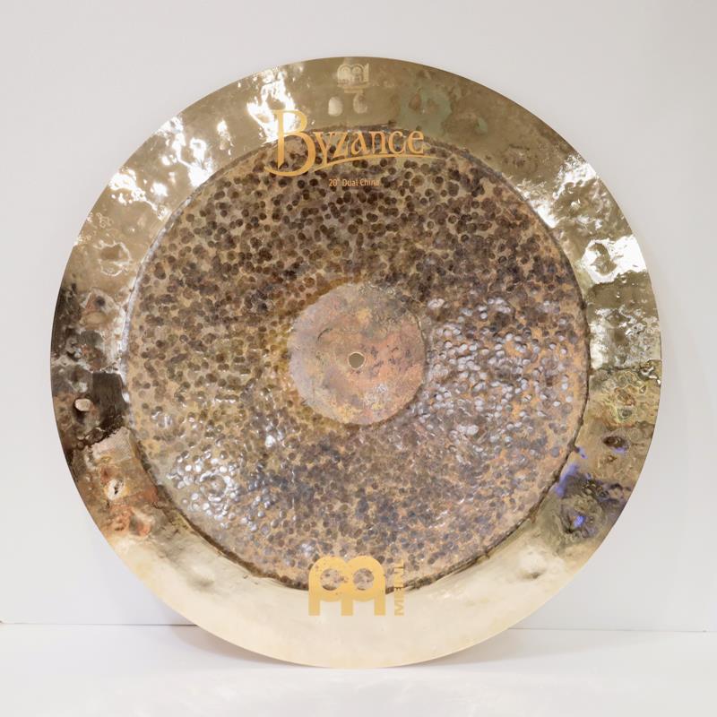 ■商品紹介※店頭にて試打を解禁しております為、細かな傷や打痕などがございます。予めご了承ください。yzance Dual＞Byzance Dual シンバルは独特のルックスとサウンドですぐに認識されるようになり、急速な人気の高まりで Byzance Extra Dry シリーズから独立し、アイテムを拡大した新シリーズとして確立されました。トルコ製のB20 ブロンズからハンドハンマーで丹念に成形され、カップ部はロウ、エッジのみ細いブレードでレイジングされ鮮やかなブリリアント・フィニッシュに仕上げられます。サウンドは見た目通り、トラッシーで土っぽい低音から始まり、爆発的な煌めきのフラッシュでフィニッシュします。サイズ：20インチウェイト（実測値）：約1465g検索キーワード：イケベカテゴリ_ドラム_シンバル_チャイナシンバル_MEINL_Byzance Dual_アウトレット SW_MEINL_アウトレット JAN:0842960103052 登録日:2025/11/11 シンバル マイネル ビザンス