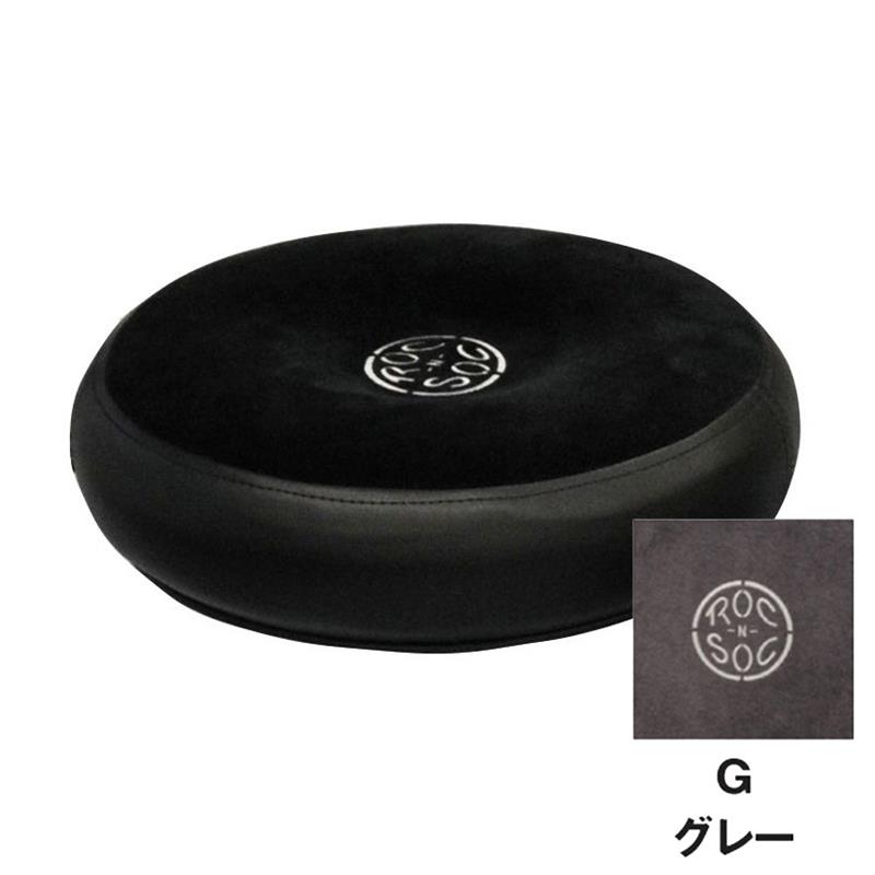 ■商品紹介＜ROCK-N-SOC＞ロックンソックはアメリカのミュージシャン向けスツールメーカーです。人間工学に基づいてデザインされたシートは身体の重心を安定させ、足腰の疲労を軽減させるとして特に定評があり、その最高品質の座り心地は国内・海外問わず多くのプロミュージシャンから支持されています。シート形状とカラー、ベース（脚部）のパーツを自由に組み合わせ可能なセミオーダーシステムで、個々の演奏スタイルに合った最適な椅子を提供します。※オプションでバックレスト（背もたれ）の取付が可能です。●ラウンド（丸型ドラムシート真ん中にくぼみがあり山の部分が柔らかいため、座ると適度に押されて、適切なおしりの形に落ち着きます。今までにない優しくもしっかりとホールドする感覚が絶妙です。※スローン脚部、バックレスト等は別売りとなっております。※他メーカーの脚部（22.2mm以下のシャフト口径）でもご使用可能です。）検索キーワード：イケベカテゴリ_ドラム_ドラム椅子_ROC-N-SOC_新品 SW_ROC-N-SOC_新品 JAN:4513744041032 登録日:2026/01/04 ドラムハードウェア ロックンソック