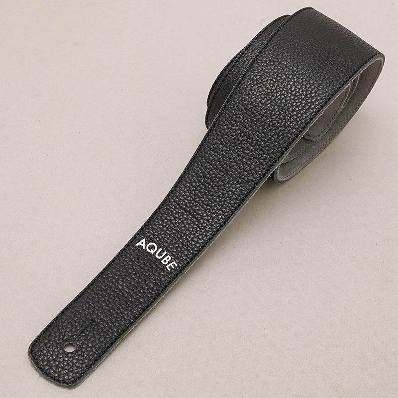 ■商品紹介【AQUBE MUSIC PRODUCTS】東京・浅草のクラフトマンシップと、20年以上の製造経験に裏打ちされたレザーブランド。ミュージシャンと共に追求し続けている機能美を、すべてのプロダクトに。上質な革がもたらす心地よさと確かな存在感。持つ人のスタイルを引き立てる、洗練されたレザーアイテムを提案します。AQUBE（アクビ）のブランド名の由来は「Artist/Quality/Beauty」の頭文字から...　-Artist-AQUBE で手がける商品は、第一線で活躍するアーティストと一緒に開発することを心がけています。　-Quality-過酷なスケジュールや長時間のライブでも、しっかりとサポートできるクオリティを追求しています。　-Beauty-厳選した素材、多彩なカラーとデザインで、ステージをスタイリッシュに演出する美しさを表現しています。【AQUBE Original Guitar Strap】有名ブランドの靴製作も担う工場の確かな技術力を背景に、厳選された上質な天然皮革を用いて一本ずつ丁寧にハンドメイドで製作するストラップ。エレキギター、アコースティックギター、ベースはもちろん、エレガット等の使用にもおすすめです。新品時から驚くほど身体に馴染む柔軟性と、長時間のステージを支える高い機能性は、ジャンルを問わず幅広いプロミュージシャンから絶大な支持を獲得。実力派の製品として今、大きな注目を集めています。-仕様-表革素材：SHRINK（牛本革）裏革素材：SUEDE（牛本革）表革カラー：Black裏革カラー：Gray幅：WIDE / 100mm長さ：M / 115.5〜130.5cm厚さ：約4.5mm生産地：東京都浅草■TailSlim（エレアコ専用テイル）「あれ？エンドジャックにストラップ、きつくて入らない…？」そう思ったことはありませんか？TailSlim（テイルスリム）は、L.R.BaggsやFishmanなどのピックアップを搭載したエレアコのエンドジャックに最適なサイズ設計。厚みのあるストラップでは装着しづらいエレアコにもスムーズに取付が可能です。※お使いのエンドジャックに適合しない場合もございます。お気軽にお問い合わせください。■SHRINK（シュリンク）革について表面に使用されるシュリンク革は、創業40年以上の歴史を誇るイタリアの老舗タンナーFonpelli社製造のプレミアムレザーです。革本来の味わいである天然のシボと、ソフトな肌触りが特徴。美しくモダンな風合いで、お使いのギターをスタイリッシュに引き立ててくれます。革本来の美しさを大切にしているため、くぼみや凹み、大きなスジなどがある場合がございます。■SUEDE（スエード）革について裏面に採用しているSUEDE革は、細かな毛羽が滑りにくく、落ち着いたプレイスタイルやヘッド落ちなどの対策にも人気です。摩擦により多少表面の繊維が落ちますので予めご了承ください。革本来の美しさを大切にしているため、多少の色移り・オイル移り等の可能性があります。予めご了承ください。※こちらのストラップはこちらの製品は天然皮革を使用しております。細かい傷や色ムラは天然皮革ならではの特性ですのでご了承ください。※皮革の性質及び水分や湿気、発汗、摩擦により色移り・色落ちする場合がございます。淡色の衣類をご着用の場合はご注意ください。検索キーワード：イケベカテゴリ_楽器アクセサリ_ギターストラップ_AQUBE MUSIC PRODUCTS_新品 SW_AQUBE MUSIC PRODUCTS_新品 JAN:2500040851597 登録日:2026/05/06 アクビミュージックプロダクツ アクビミュージックプロダクト アクビ