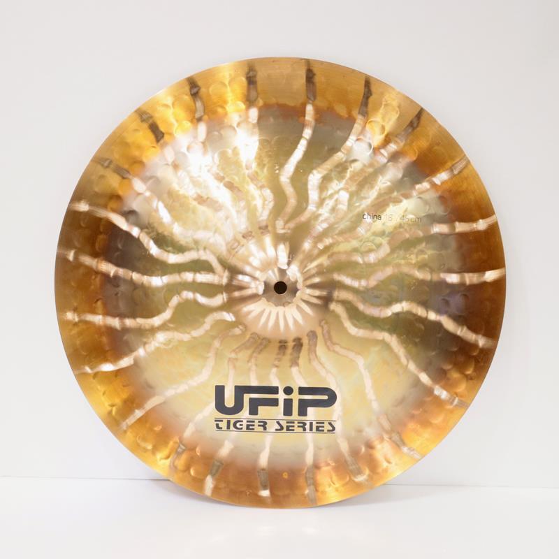 ■商品紹介※店頭にて試打を解禁しております為、細かな傷や打痕などがございます。予めご了承ください。＜Tiger Series＞Tigerシリーズは、職人による鍛造技法が駆使されたプレス・シンバルです。特殊な表面処理を使用して製造されていますが、そのユニークな外観と爆発的な音を与え、レスポンスが速くパワフルなサウンドを演出します。ロック、メタル、パンクなどのジャンルに最適です。＜China＞硬質でアタック音が強く、十分な音量を得られるチャイナ・シンバル。レスポンスも早く爆発系なサウンドなのでハードロック、メタル、パンクなどにマッチします。サイズ：18インチウェイト（実測値）：約1140g検索キーワード：イケベカテゴリ_ドラム_シンバル_チャイナシンバル_UFIP_アウトレット SW_UFIP_アウトレット JAN:4515515931740 登録日:2025/11/11 シンバル ユーヒップ ウヒップ