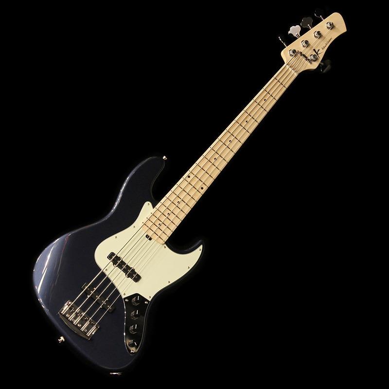 ■商品紹介Hermesから待望のフルサイズ&20Fの70シリーズが登場！フルサイズボディ、20Fネック、70's ピックアップロケーションそれぞれが「絶妙」に混ざり合うことで特徴的なトーンを生み出す70シリーズが新たに誕生しました。バーサタイルな仕様である通常のHermesシリーズとは異なり、トラディショナルな70'sの仕様を各部に取り入れることで、豊かな低域と歯切れのよい広域を実現しました。2 Volumeのコントロールが組み合わせることにより、それぞれのピックアップの音量を自在に操ることが可能。プレイヤーが生み出すトーンバリエーションの幅を大きく広げます。●FEATURES- Neck -20F指板を採用することで、スラップ奏法時に歯切れがよくスナップの効いたパンチあるトーンを生み出します。5 弦モデルは、馴染みのある 12″ 指板により、スムースかつパワフルな演奏を可能。様々なジャンルで存在感のあるサウンドを奏でることができます。様々な奏法や音楽ジャンルにも対応できるよう、弦高がどのフレットポジションでも均一にセットアップされているため、力強いピッキングにはパワフルに、そして優しく撫でるようなフィンガリングには温かく包み込むような優しいトーンを奏でます。- Body -鋭く力強い入力も受け止め、迫力あるトーンを生み出すフルサイズシェイプのボディを採用。フルサイズならではの底知れぬ豊かな低音を備え、太く温かい自然な木の鳴りを生み出します。ボディ材にはAshを採用。乾いたパンチのあるトーンはフルサイズシェイプが持つ豊かで迫力あるトーンと絶妙に混ざり合います。- Pickups -ブリッジピックアップは、よりブリッジ側との距離が縮まった70'sロケーションを採用。ネックピックアップとミックスした際には明瞭で歯切れのよいトーンを生み出します。また、ブリッジピックアップに指置きをしたフィンガーピッキングの際には、自然とピッキングポジションがブリッジ側へと変化するため、タイトで分離感の良いトーンを生み出すことが可能です。- Controls -ピックアップバランサー仕様ではなく、クラシカルな2 Volumeコントロールを採用。各ピックアップの音量を細かく調整することが可能なので、ピックアップをミックスした際に得られるトーンバリエーションの幅を大きく広げます。■仕様詳細SPECIFICATIONSModel: 4stBody: Full Size / Ash 2-Piece (Solid)Neck: Maple， Thin Matte NitroFingerboard: MapleFingerboard Radius: 12″ (305R)Nut Material: TusqNut Width: 46mmFret: DHP24H， 20FScale: 864mm (34inch)Body Color: Dark Lake Placid BlueHardware Color: ChromeBridge: Hipshot 19mm SpacingTuner: Hipshot License Ultra-LightPickups: DiMarzio 5HC (70’s locations)Controls:Neck VolumeBridge VolumePassive Roll Off Tone (w/ Pull Switch for Preamp Bypass)Treble/Bass BoostString: D’Addario Nickel .045 - .130TWeight: ≒4.28 kgセミハードケース付属検索キーワード：イケベカテゴリ_ベース_エレキベース_JBタイプ_Kikuchi Guitars_新品 SW_Kikuchi Guitars_新品 JAN:4571220110184 登録日:2026/02/16 ベース エレキベース キクチギターズ