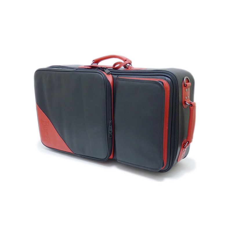 ■商品紹介コンパクトでスマートなロゴ入りトランペット用ギグバッグ!! 軽量で長時間の持ち運びもしやすく、取り外し可能な中敷きは楽器をしっかりガード、譜面やスマートフォンなど必要なアイテムを一括で収納できる充実した小物入れなど、こだわり満載のケースです。 外装は高級感溢れるレザー素材と、耐久性のあるナイロン素材の2 種類がラインナッ プ。[手持ち] [ショルダー] [リュック] と3way でご使用いただけます。 【トリプルケース】サイズ：縦58cmx横34cmx幅20cmケース本体重量：約3.1kg（ストラップ除く）※画像はイメージとなります。上ポケットフチ周りに赤い革素材でライニング加工が施された仕様となりました。検索キーワード：イケベカテゴリ_管楽器・吹奏楽器_トランペット用アクセサリ_ケース_Bach_新品 SW_Bach_新品 JAN:4560287412942 登録日:2017/04/25 トランペット用ケース バック バッハ