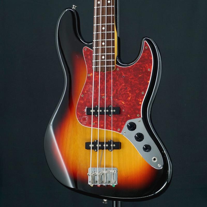 ■商品紹介ビンテージのフィーリングを再現したジャズベースの中古が入荷！こちらは最も汎用性に富み人気の高い1962年仕様で、バスウッド材のボディにローズウッド指板を採用し、バランスのよいレンジと程良いレスポンスをあわせ持ち、ジャンルやスタイルを問わず即戦力でお使いいただけるモデルです。1990年代後半から2000年代前半製の為、打コンに擦りキズ、パーツのくすみ等ございますが演奏上問題無くお使いいただけます。トラスロッドの余裕はあり、ネックコンディションも良好です。Weight≒4.13kg付属品：純正ソフトケース検索キーワード：イケベカテゴリ_ベース_エレキベース_JBタイプ_Fender Japan_ユーズド SW_Fender Japan_ユーズド JAN:2500030847678 登録日:2026/03/12 エレキベース フェンダー ふぇんだー フェンダージャパン フェンジャパ フェンダーJ