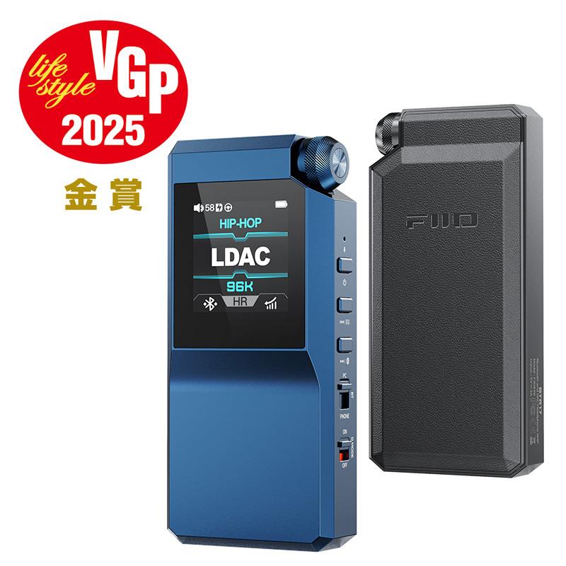■商品紹介【製品の特長】★BTR7の後継機種となる最新フラッグシップBluetoothアンプ。aptX Lossless対応、THX AAA 78+アンプ搭載、最大650mWの出力とバージョンアップBTR7から大幅に機能が向上したフラッグシップBluetoothレシーバー。デュアル「ES9069Q」DAC構成と「THX AAA 78+」アンプを搭載。最新のQualcomm「QCC5181」プラットフォームによりLDAC/aptX Losslessに対応し、デスクトップモード時にバランス出力で最大650mWの高出力を実現。コンパクトなボディに凝縮された高度な音響技術により、新しいワイヤレスリスニング体験をお届けします。・QCC5181搭載による最新鋭のワイヤレス性能でロスレスオーディオにも対応・外部独立電源接続用ポートにより安全かつ効率的な電源供給を実現・多彩な接続性と最適な電源供給を誇る3モード・XMOS 16コア「XU316」の卓越した性能・詳細な音質調整を可能にする10バンドの高精細ロスレスPEQを搭載・デュアル「ES9069Q」DACによる高品位な音質再現・「THX AAA 78+」アンプによる強力な出力と優れた音質・ハイエンド相当の信号処理・高音質かつクリーンにこだわった精密な電源設計・優れたインターフェイスと高品位な立体彫刻加工・高品質な8芯特製ケーブルを付属・さらなる使い方が広がる、様々な機能と付属品・使用感にこだわったホイールとボタンコントロール●QCC5181搭載による最新鋭のワイヤレス性能でロスレスオーディオにも対応Qualcomm「QCC5181」Bluetoothプラットフォームを搭載し、LE Audio規格に対応。2.1Mbpsの伝送能力により、aptX Losslessコーデックでのロスレス伝送を実現し、CD級のロスレス音質をワイヤレスで提供します。さらにBTR17は、業界最新のBluetooth5.4に対応。LDAC、aptX Adaptive（96kHz/24bit）など、主要な高音質コーデックを網羅。Snapdragon Sound技術との組み合わせにより、ハイクオリティなBluetoothオーディオ体験を実現します。そしてBTR17は「ハイレゾオーディオ認証」を取得しています。※メーカー情報によりaptX LL（Low Latency）「対応」と記載しておりましたが、メーカーより「非対応」への変更連絡がございましたため訂正いたします。対応コーデックの最大ビットレート：・aptX Lossless：1200 kbps・LDAC：990 kbps・aptX HD：576 kbps・aptX Adaptive：420 kbps・AAC：328 kbps●外部独立電源接続用ポートにより安全かつ効率的な電源供給を実現専用のデスクトップモード（D.Mode）を搭載。外部独立電源接続用ポートを介して、スマートフォンとの接続を考慮し、安全かつ効率的な電源供給を実現します。●多彩な接続性と最適な電源供給を誇る3モードより便利で使いやすいPC/BT/PHONEの3モード切替に対応。接続機器に応じて最適な電源供給状態に移行し、1台で複数の用途に対応します。PC（USB DAC）モード：・デバイスはPCからの電源供給で動作BT（Bluetoothレシーバー）モード：・内蔵バッテリーで動作・USB接続時は充電と給電が可能PHONE（スマートフォンUSB DAC）モード：・内蔵バッテリーで動作・スマートフォンのバッテリー消費を抑制●XMOS 16コア「XU316」の卓越した性能USB制御にXMOSフラッグシップの「XU316」を搭載。一般的なUSBチップと比較して、より低いレイテンシー、より安定した伝送、より優れた互換性を実現します。768kHz/32bit、DSD512のハードウェアデコード、MQAフルデコードに対応。デュアルクロック回路との組み合わせにより、あらゆる音源とサンプリングレートに最適化された安定動作を実現します。さらに「XU316」の演算能力を活かし、PCM 192kHzサンプリングレートまで対応する高精度PEQ（パラメトリックイコライザー）を実現。チップの性能を最大限に引き出した、より優れた音質調整を可能にしています。●詳細な音質調整を可能にする10バンドの高精細ロスレスPEQを搭載0バンドの周波数帯域での詳細な音質調整が可能な高精度ロスレスPEQ（パラメトリックEQ）を搭載。デスクトップアプリとFIIO コントロールに対応し、プリセットの保存やインポート/エクスポート機能により、詳細な音質調整が可能です。※PCM再生時のみPEQ機能をご使用いただけます。●デュアル「ES9069Q」DACによる高品位な音質再現最新のESS製「ES9069Q」DACをデュアル構成で搭載。HyperStreamテクノロジーの採用により、高い性能と低消費電力を両立。DNR 130dB、THD+N -120dBの優れた特性を実現しています。●「THX AAA 78+」アンプによる強力な出力と優れた音質「THX AAA 78+」アンプ回路を左右独立で4基搭載し、合計8チャンネルの完全バランス設計を実現。高度な歪み補正技術により、高出力時でも低歪みと優れた音質を両立します。POWER IN端子からのUSB給電でデスクトップモード（D.Mode）を有効にすると、バランス出力で最大650mWという高出力を達成。BTR7と比較して約2倍の出力向上を実現し、より力強い音の表現を可能にします。●ハイエンド相当の信号処理コンパクトなボディ内にハイエンドHiFiプレーヤー相当の信号処理を集約。デュアルDACによる高精度デジタル変換、LPF（ローパスフィルター）処理、そして複数段階のアナログ信号処理により、音楽の細部まで忠実に再現するプロフェッショナルな音質を実現します。●高音質かつ低ノイズ・低歪みにこだわった電源設計【高音質を支える3段階の精密な電源設計】・保護回路：過電圧と逆接続からデバイスを保護・電圧変換：DC-DCコンバーターによる効率的な電圧変換・電圧安定：高精度LDOレギュレーターによる安定化【音質に直結する以下の独立電源供給を実現】・デジタル信号処理部・デジタル-アナログ変換部・アナログアンプ部【クリーンな電源品質へのこだわり】・8系統の独立オーディオ電源経路・安定的な電源の流れを促す高精度薄膜抵抗を各所に採用●優れたインターフェースと高品位な立体彫刻加工両面立体彫刻加工を施したナビゲーションホイールは、押下50，000回以上、回転40，000回以上の耐久性試験をクリア。1.3インチIPSカラーディスプレイには新開発のユーザーインターフェースを採用し、オーディオフォーマットに連動した表示色の変化により、わかりやすい状態表示を実現しました。●高品質な特製8芯ケーブルを付属卓越した伝送能力を実現 - 電源/データ用に特製8芯構成ケーブルを標準装備アナログ電流伝送用：単結晶銅導体6芯 - より充実した伝送能力とピュアな音質を実現デジタル信号伝送用：単結晶銅銀メッキ導体2芯 - データ伝送の正確性と高い安定性を確保※このケーブルは本製品専用のため、他の機器の充電やデータ転送にはご使用いただけない場合がございます。●さらなる使い方が広がる、様々な機能と付属品【デュアル出力端子】3.5mmシングルエンド出力（CTIA規格インラインマイク対応）4.4mmバランス出力【UAC1.0モード】ゲーム機器ともドライバー不要で接続可能。【レザーケース】本体カラーと同色のレザーケースが付属。本体保護とデザイン性を両立します。【専用アプリ】専用アプリ「FIIOコントロール」では本体機能を補完する多くの機能を使用可能です。OTA（Over-the-Air）およびPCを使用したアップデートにも対応します。●使用感にこだわったホイールとボタンコントロール・音量/ナビゲーションホイール：音量/曲送り/メニュー操作/Bluetooth再生/一時停止・マルチファンクションボタン・電源ボタン：オン/オフ、戻る/確定・上ボタン：曲送り、EQ調整・下ボタン：曲戻し、EQ調整・モード切替ボタン・デスクトップモード（D.Mode）スイッチ【製品の仕様】USBインターフェースチップXMOS XU316USB DACPCM 768kHz/32bit、DSD512（Native）、MQAフルデコード対応USB DAC動作モード・USB Audio Class 1.0モード（ドライバー不要）・USB Audio Class 2.0モード（ドライバーインストールが必要、フルスペック再生可能）BluetoothチップQCC5181Bluetoothバージョン5.4対応BluetoothコーデックAAC/SBC/aptX/aptX Adaptive/aptX Lossless/aptX HD/LDACDACチップES9069Q×2ディスプレイ1.3インチ、40×240ピクセル、IPSパネル連続再生時間約8時間（LDAC使用時）充電時間約2時間シングルエンド出力最大280mW（デスクトップモードON時：32Ω、THD+N1%）最大140mW（デスクトップモードOFF時：32Ω、THD+N1%）バランス出力最大650mW（デスクトップモードON時：32Ω、THD+N1%）最大300mW（デスクトップモードOFF時：32Ω、THD+N1%)周波数特性20Hz〜80kHz（3dB）S/N比?126dB（USB入力時、デスクトップモード、A特性）THD+N0.00035%（USB入力時、デスクトップモード、バランス出力）サイズ約16.3×41.2×86.6mm重量約73.4 g付属品専用レザーケース、USB Type-C to Type-C ショートケーブル、クイックスタートガイド、PET保護フィルム（貼付済）検索キーワード：イケベカテゴリ_レコーディング_ヘッドフォン・イヤフォン_ヘッドフォンアンプ・分配器_FiiO_新品 SW_FiiO_新品 JAN:4562314019452 登録日:2026/08/06 フィーオ