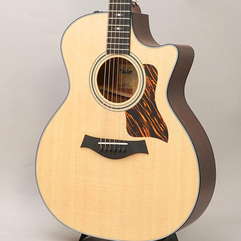 ■商品紹介ボディトップに打痕アリのため特別価格でのご提供！　通常販売価格￥369，000(税込)Taylor大定番モデル 314ceに日本限定仕様モデルが登場！ネックシェイプは細身のスリムタイプに、ナット幅を42.86mmに変更した 手のひらが小さめな方でも弾きやすい設計を追求したモデルです！他にも、付属品もハードケースからテイラーオリジナルギグケース（エアロケース）に変更され、電車や徒歩での移動がグッと楽になりました。314ce はテイラーの新しいソニックエンジン V-Classブレーシングを採用し、生まれ変わりました。V-Classブレーシング構造によりダイナミックレンジ、サステインが広がり、より表現力が豊かになりました。314ceはラウドで迫力に満ちたサウンドのサペリ材をボディ・サイド＆バックに配した定番モデル。サテン仕上げのサイド＆バックとグロス仕上げのスプルース・トップが組み合わさったパフォーマーのためのモデルです。ピックアップ・システムには新しく開発されたExpression System II（エクスプレッション・システム II）を搭載しております。ES2のピエゾはサドルの下ではなく、サドルの側面に接する構造となっており、コンプレッション感の無いよりクリアーなサウンドになっております。また、それによりボディ全体の振動もしっかりとアウトプットすることが出来ます。演奏性の高いボディーシェイプとテイラー社独自の技術の集約でもあるESシステムを搭載したこのモデルは幅広い音楽分野に扱い易く、新しいV-Classブレーシングからのより繊細で豊かな鳴りをも持った逸品ですので、気になる方は是非お試し下さい！■仕様詳細TOP : Solid Sitka SpruceBACK & SIDE : Solid SapeleNECK : Tropical MahoganyFINGERBOARD : EbonyBRIDGE : EbonyFINISH : Gloss & SatinSCALE : 25 1/2(647.7mm)NECK WIDTH : 1 11/16(42.9mm)Bracing : V ClassP.U. : Expression System 2 (ES2)Taylor Aerocase(Gig Case)付属検索キーワード：イケベカテゴリ_アコースティック・エレアコギター_エレアコギター_TAYLOR_アウトレット SW_TAYLOR_アウトレット JAN:2500020805718 登録日:2025/12/25 エレアコ テイラー テーラー