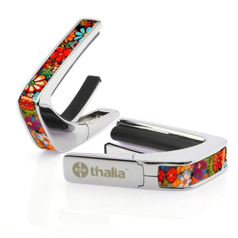 ■商品紹介これまでにないデザイン性と機能性に優れたカポタスト『Thalia Capos / タリア・カポ』。従来のカポとは一線を画す、見た目にも豪華なエキゾチック・ウッドやエキゾチック・シェル、彫刻や筐体のメッキ / フィニッシュ / カラーを採用したデザイン性に優れたモデルがあり、また、見た目のみならず機能面に関しても、通常のカポタストのように、使うギターの種類に合わせて1つずつカポを持ち替える必要がなく、フレットパッド(別売)をギターに合うものに交換するだけで簡単に、常にパーフェクトなテンション感とピッチ感で演奏する事を実現しました。フレットパッドのRには「0 for Classicals， 7.25， 9.5， 10， 12， 15， 16」の7種類があり、『スタンダード・テンション』と『ハイ・テンション』の計14種類。使用するギターや演奏に合わせてカスタマイズする事が可能です。・スタンダードテンション (弦に接するフレットパッド部分が標準的なモデル)・・・ 一般的なギター用・ハイテンション (弦に接するフレットパッド部分が厚いモデル)・・・ 薄いネック、12弦、ウクレレ、マンドリン、バンジョー用その他、握りこんで開く「リバース・アクション」機能が採用されており、1弦側からカポを取り付ける事で、演奏のポジションから手を返す事なくスムーズに指板上でカポを移動させる事を可能にします。Thalia Caposは様々な楽器に使用される事を想定しており、常に適切なテンション感で演奏していただけるよう全ての製品の内蔵スプリングの圧力が約7.5kgになるように、ひとつひとつ徹底した品質管理のもと製作されております。デザイン面、機能面、品質面、テンション感とピッチ感、すべてにおいてパーフェクトなカポタストです。※木目や貝模様は、天然素材を使用しているため個体により異なります。予めご了承ください。※パッケージ縮小に伴い、付属のフレッドパッドは12インチラディアス（Standard tension pad / High tension pad）3種類のみとなります。その他パッドをお求めの場合、別売にてご用意となります。検索キーワード：イケベカテゴリ_楽器アクセサリ_カポタスト_Thalia Capo_新品 SW_Thalia Capo_新品 JAN:4525421222382 登録日:2026/06/01 カポ カポタスト