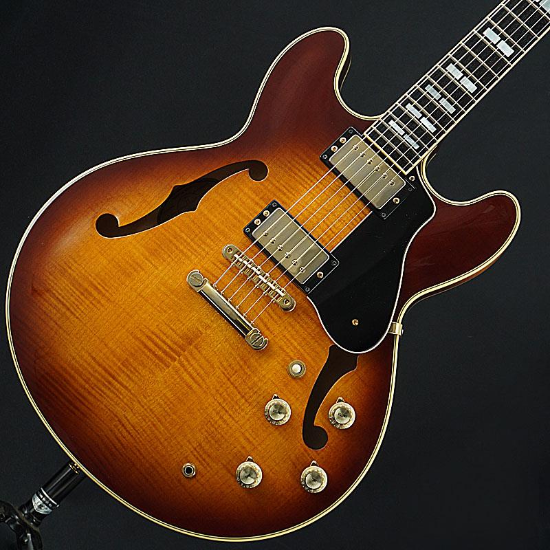 ■商品紹介日本が世界に誇る老舗ブランドYAMAHA。国内生産ならではの丁寧な仕上がりが魅力的なセミアコースティック・モデルのお買い得中古が入荷！木の鳴りを活かしたサウンドキャラクターと、木目の美しさを追及。ボディセンターにブロックを配置し、セミホロウのマイルドなサウンドとレスポンスの良さを兼ね備えています。また、フロントPU、リアPU共にバイサウンドシステムを搭載。それぞれのトーンつまみを引き上げるだけでハムバッキング→シングルコイルに切り替えることが可能で全8通りの多彩な音色で様々な音楽ジャンルに対応します。 美しいフレイムの入ったトップ＆バック材とゴールドハードウェア。ヤマハギター伝統の木工技術が光る「Made in Japan」です。個体状態といたしましては、多少の打ちキズやスリキズ、ヘッド先端の塗装欠け、パーツのくすみやメッキ落ちの生じているプレイヤーズ・コンディションとなります。フレットは7割程度の高さを残し、ネックまわりや電装系含め演奏面での支障はございませんので、これからもガンガンお使いいただける1本としてお迎えいただけます。美しい外観にクリアなトーンが魅力的な本機、ぜひともこの機会にご検討ください！YAMAHA製ハードケース付属（外装に使用感あり）Weight≒3.74kg■仕様詳細ボディ（トップ＆バック）: アーチド・メイプル＋シカモアボディ（サイド）: バーチ＋シカモアボディ（センターブロック）: メイプル＋スプルースボディ/ネック構造: セットインネックネック: マホガニー指板: エボニー指板アール: 350Rフレット数: 22ブリッジ: TSG-1Gペグ: ゴールドスケール: 628mmピックアップ: SAH-SAIIG（アルニコV） x 2コントロール: フロント及びリア・ボリューム、フロント及びリア・トーン（バイサウンド・スイッチ）ピックアップスイッチ: 3P セレクタースイッチ検索キーワード：イケベカテゴリ_エレキギター_セミアコ_YAMAHA_Other Models_ユーズド SW_YAMAHA_ユーズド JAN:2500010794077 登録日:2025/11/11 エレキギター ヤマハ やまは