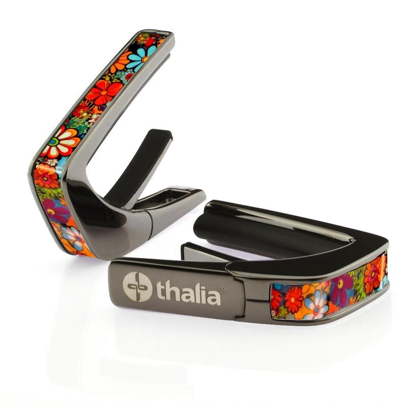 ■商品紹介これまでにないデザイン性と機能性に優れたカポタスト『Thalia Capos / タリア・カポ』。従来のカポとは一線を画す、見た目にも豪華なエキゾチック・ウッドやエキゾチック・シェル、彫刻や筐体のメッキ / フィニッシュ / カラーを採用したデザイン性に優れたモデルがあり、また、見た目のみならず機能面に関しても、通常のカポタストのように、使うギターの種類に合わせて1つずつカポを持ち替える必要がなく、フレットパッド(別売)をギターに合うものに交換するだけで簡単に、常にパーフェクトなテンション感とピッチ感で演奏する事を実現しました。フレットパッドのRには「0 for Classicals， 7.25， 9.5， 10， 12， 15， 16」の7種類があり、『スタンダード・テンション』と『ハイ・テンション』の計14種類。使用するギターや演奏に合わせてカスタマイズする事が可能です。・スタンダードテンション (弦に接するフレットパッド部分が標準的なモデル)・・・ 一般的なギター用・ハイテンション (弦に接するフレットパッド部分が厚いモデル)・・・ 薄いネック、12弦、ウクレレ、マンドリン、バンジョー用その他、握りこんで開く「リバース・アクション」機能が採用されており、1弦側からカポを取り付ける事で、演奏のポジションから手を返す事なくスムーズに指板上でカポを移動させる事を可能にします。Thalia Caposは様々な楽器に使用される事を想定しており、常に適切なテンション感で演奏していただけるよう全ての製品の内蔵スプリングの圧力が約7.5kgになるように、ひとつひとつ徹底した品質管理のもと製作されております。デザイン面、機能面、品質面、テンション感とピッチ感、すべてにおいてパーフェクトなカポタストです。※木目や貝模様は、天然素材を使用しているため個体により異なります。予めご了承ください。※パッケージ縮小に伴い、付属のフレッドパッドは12インチラディアス（Standard tension pad / High tension pad）4種類のみとなります。その他パッドをお求めの場合、別売にてご用意となります。検索キーワード：イケベカテゴリ_楽器アクセサリ_カポタスト_Thalia Capo_新品 SW_Thalia Capo_新品 JAN:4525421222399 登録日:2026/06/01 カポ カポタスト