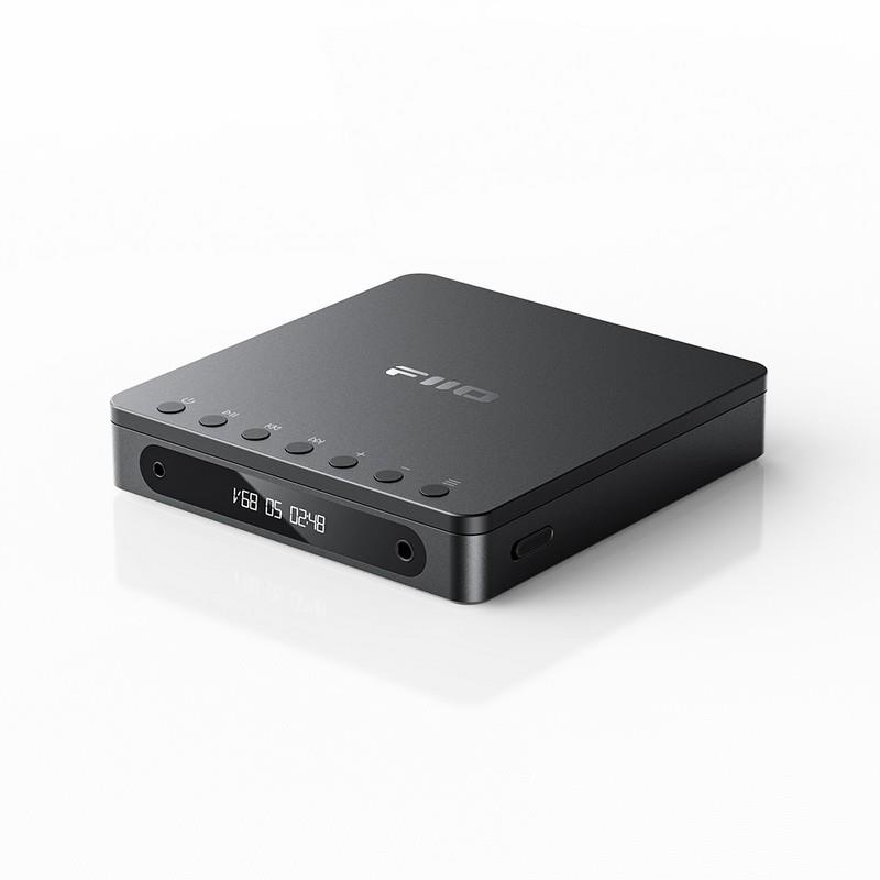 ■商品紹介【製品の特長】★DM13は、シーラスロジック製「CS43198」DACを左右独立で2基搭載し、独自の専用オーディオアーキテクチャによって高音質再生を実現するポータブルCDプレーヤーです。4.4mmバランス出力では660mWの高出力を実現し、3.5mmシングルエンド出力と合わせて幅広いヘッドホンに対応します。また、デジタル音声出力や、aptX HD対応Bluetoothなど、多彩な出力に対応。高コントラストのLCDディスプレイを搭載し、直感的な操作を実現しています。・デュアルDAC＋デュアルアンプ構成による高品位なサウンドと99段階の細やかな音量調整・コンパクトなボディに最大660mWのパワフルな出力・好みで選べる4つのカラーバリエーション・耐久性と持ち運びやすさを両立したデザイン・さまざまな機器に対応するデュアル出力・低ジッター設計のデジタル転送を実現・視認性に優れた高コントラストLCDディスプレイ・大事なCDを保護する本体構造・高品質Bluetoothコーデックに対応・ポータブルとデスクトップ両方に対応した電源モードを搭載・長時間再生に対応する、3750mAh高容量バッテリー搭載・楽しみが広がる。再生・お気に入り機能・お気に入りCDの音源をUSBに保存・優れた素材と耐久性●デュアルDAC＋デュアルアンプ構成による高品位なサウンドと99段階の細やかな音量調整高性能かつ低消費電力を兼ねそろえた、シーラスロジック製DACチップ「CS43198」2基と、低ノイズ設計のSGマイクロ製「SGM8262」を組み合わせた専用オーディオ回路構成を採用。デュアルDAC＋デュアルアンプの構成により、ポータブルCDプレーヤーながら高品位なサウンド再生を実現します。また、より良いサウンド表現のため出力段も特別に設計。99段階の細やかな音量調整が可能なだけでなく、どの音量レベルでもより明瞭なサウンドを実現しました。●コンパクトなボディに最大660mWのパワフルな出力バランス出力で最大660mW、シングルエンド出力で最大180mWの高出力を実現。コンパクトなボディながら優れた駆動力を備え、様々なヘッドホンやアクティブスピーカーとの組み合わせが可能です。●好みで選べる4つのカラーバリエーションBlack 、Silver、Red、Transparentの4色が醸し出す雰囲気。音質のみならず、音楽体験に彩りをプラスするよりよいアクセントとしてお楽しみください。●耐久性と持ち運びやすさを両立したデザイン144×137×27mmのコンパクトなボディに、ESP電子防振機能を搭載。持ち運び時やデスクトップでの再生時も安定した音楽再生を実現します。アルミニウム合金ボディは質感と耐久性を兼ね備え、ヒンジ部分には精密加工されたアルミニウム合金部品を採用しています。●さまざまな機器に対応するデュアル出力製品前面に3.5mmと4.4mm端子の両方を装備し、シングルエンド接続とバランス接続に対応。幅広いヘッドホンやイヤホンとの接続が可能です。・ヘッドホン出力として：ヘッドホン接続・ライン出力として：アンプやアクティブスピーカー接続、音声伝送用●低ジッター設計のデジタル転送を実現光デジタル端子を備え、低ジッター設計によりデジタルクロックの精度を確保。より純度の高いデジタル信号伝送を実現。外部DACとの接続に対応します。●視認性に優れた高コントラストLCDディスプレイ高コントラストで長寿命なLCDディスプレイを搭載。音量、トラック番号、再生時間などの情報をわかりやすく表示し、本体の動作状態を常時確認することができます。暗い場所でも使いやすく、長時間使用でも焼き付きが起こりにくい設計です。●大事なCDを保護する本体構造イジェクトレバーを軽く押すだけで簡単に開閉が可能。ディスク収納部には十分なスペースを確保することで、再生時、ディスクに傷がつきにくい設計です。●高品質Bluetoothコーデックに対応クアルコムのBluetoothプラットフォームを搭載。aptX / aptX Low Latency / aptX HD / SBCといった高品質なBluetoothコーデックに対応。高音質のままでのワイヤレス伝送を実現しました。●ポータブルとデスクトップ両方に対応した電源モードを搭載「D.MODE（デスクトップモード）」を搭載。USB接続時、D.MODEスイッチを「ON」にすることで、DM13はUSBからのみ電源供給を受け、バッテリーを消費せずに動作し、バッテリーの寿命を延ばすことができます。●長時間再生に対応する、3750mAh高容量バッテリー搭載3750mAh、3.8Vの純コバルト酸リチウムバッテリーを搭載。DM13に安定した電力を供給します。携帯時でも最大約10時間の連続再生が可能。長時間外出時のバッテリー切れの不安を軽減します。●楽しみが広がる。再生・お気に入り機能1枚のCDをより快適に楽しむための機能を搭載。ギャップレス再生、お気に入り登録、リピート再生などに対応。リピート再生は全曲リピート、1曲リピート、ランダム再生が可能です。●お気に入りCDの音源をUSBに保存お手持ちのCDをWAV形式でUSBメモリにリッピングし、パソコンやスマートホンで楽しむことができます。WAVファイル再生に対応した一般的なソフトウェアで管理、使用することで、さまざまなデバイスでの共有や再生が可能です。※FAT32形式のUSBメモリのみ対応※CDDAフォーマットの音楽CDのみ対応●優れた素材と耐久性アルミニウム合金ボディは質感と手触りを完璧に融合させながら、本体強度を確保。精密加工されたアルミニウム合金部品をヒンジ部分に採用することで、摩擦にも強く、耐久性にも優れています。※FIIOによる経年変化試験において、開閉動作5000回以上をクリア【製品の仕様】チップ構成 メインコントローラー：CS6137オーディオアンプ：SGM8262（2基搭載）DAC：CS43198（2基搭載）ディスプレイ 1.5インチ LCDディスプレイ対応インピーダンス ・シングルエンド：8〜150Ω・バランス：8〜350Ωヘッドホン出力（バランス） ・出力：最大660mW（32Ω、THD+N1%）・THD+N：0.0024%（1kHz/0dB@32Ω）・S/N比：≧124dB（A特性）・チャンネルセパレーション：≧120dB（1kHz@32Ω）・周波数特性：20Hz〜20kHz（±2.3dB）ヘッドホン出力（シングルエンド） ・出力：180mW（32Ω、THD+N1%）・THD+N：0.0025%（1kHz/0dB@32Ω）・S/N比：≧120dB（A特性）・チャンネルセパレーション：≧77dB（1kHz@32Ω）・周波数特性：20Hz〜20kHz（±2.3dB）USBポート USB Type-C×2（電源供給用×1、USB録音用/充電用×1）出力端子 ・ヘッドホン出力：3.5mmステレオミニジャック、4.4mmバランス・ライン出力：3.5mmステレオミニジャック、4.4mmバランス・デジタル出力：3.5mm（同軸/光デジタル兼用）対応コーデック SBC / aptX / aptX Low Latency / aptX HDバッテリー リチウムイオン電池（3750mAh/3.8V）連続再生時間 最大10時間充電時間 約2.5時間（5V 2A充電器使用時）電源入力 DC 5V/≧2A付属品 クイックスタートガイドUSB Type-A to Type-Cケーブル（充電・データ兼用）3.5mm to 同軸変換ケーブル検索キーワード：イケベカテゴリ_レコーディング_レコーダー・プレイヤー_プレイヤー_FiiO_新品 SW_FiiO_新品 JAN:4562314019964 登録日:2026/08/06 フィーオ