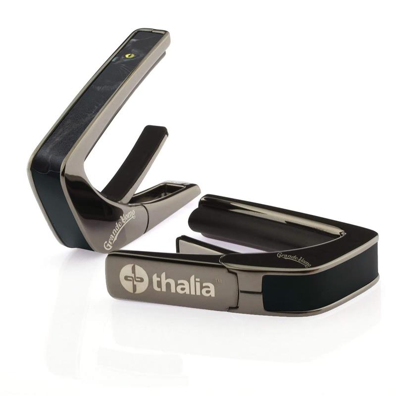 ■商品紹介これまでにないデザイン性と機能性に優れたカポタスト『Thalia Capos / タリア・カポ』。従来のカポとは一線を画す、見た目にも豪華なエキゾチック・ウッドやエキゾチック・シェル、彫刻や筐体のメッキ / フィニッシュ / カラーを採用したデザイン性に優れたモデルがあり、また、見た目のみならず機能面に関しても、通常のカポタストのように、使うギターの種類に合わせて1つずつカポを持ち替える必要がなく、フレットパッド(別売)をギターに合うものに交換するだけで簡単に、常にパーフェクトなテンション感とピッチ感で演奏する事を実現しました。フレットパッドのRには「0 for Classicals， 7.25， 9.5， 10， 12， 15， 16」の7種類があり、『スタンダード・テンション』と『ハイ・テンション』の計14種類。使用するギターや演奏に合わせてカスタマイズする事が可能です。・スタンダードテンション (弦に接するフレットパッド部分が標準的なモデル)・・・ 一般的なギター用・ハイテンション (弦に接するフレットパッド部分が厚いモデル)・・・ 薄いネック、12弦、ウクレレ、マンドリン、バンジョー用その他、握りこんで開く「リバース・アクション」機能が採用されており、1弦側からカポを取り付ける事で、演奏のポジションから手を返す事なくスムーズに指板上でカポを移動させる事を可能にします。Thalia Caposは様々な楽器に使用される事を想定しており、常に適切なテンション感で演奏していただけるよう全ての製品の内蔵スプリングの圧力が約7.5kgになるように、ひとつひとつ徹底した品質管理のもと製作されております。デザイン面、機能面、品質面、テンション感とピッチ感、すべてにおいてパーフェクトなカポタストです。※木目や貝模様は、天然素材を使用しているため個体により異なります。予めご了承ください。※パッケージ縮小に伴い、付属のフレッドパッドは12インチラディアス（Standard tension pad / High tension pad）2種類のみとなります。その他パッドをお求めの場合、別売にてご用意となります。検索キーワード：イケベカテゴリ_楽器アクセサリ_カポタスト_Thalia Capo_新品 SW_Thalia Capo_新品 JAN:4525421222511 登録日:2026/06/01 カポ カポタスト