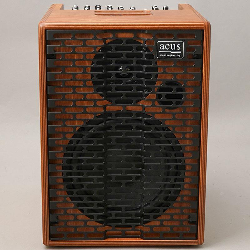 ■商品紹介箱ボロのため特価にて放出！！通常販売価格：￥198，000(税込)※通販で発送する際は、本体にダメージが出ないよう慎重に梱包させていただきます。---------------------------------------------------------------------------〜acus sound engineering〜acus(アコース)ではアンプ、キャビネット、PAシステムなど全ての機器においてアコースティック演奏向けに特化し、ハンドメイドにて制作されています。スピーカーや内部電子機器に至までカスタムメイドにて制作されており、内部構造から細かい仕様までアコースティックに最適な音域が出力されるようACUSの技術者により企画、設計されています。acusは40年以上にわたり純粋でナチュラルなサウンドを再生する機材を制作するというポリシーを掲げ、イタリアのレカナティでアコースティック専用の機材を制作してきました。ヨーロッパを中心にその高い音質とデザイン性で多くのミュージシャンに高い評価を得ています。〜ONE FOR STRINGS〜全てのアコースティック器機の作り出すサウンドをできるだけ自然な音色で出力できるよう開発されたのがこのONE FOR STRINGSシリーズです。フルアコやセミアコをはじめ、特にアコースティックギターやクラシックギターで高い性能を発揮します。スピーカー、シャーシ、イコライザーなどオリジナルにて設計、制作され、自然な音色を増幅できるよう工夫が凝らされています。またアコースティックアンプには不可欠なラインアウトやマイクインプット、補助入力をオリジナルノブを採用したスタイリッシュなコントロールパネルにまとめられています。そのためシーンに合わせてミニPAシステムとしても使用できる汎用性の高いアコースティックアンプです。〜ONE FOR STRINGS 8Ferdi〜ONEFORSTRINGS 8FERDIは、最大出力140Wのコンパクトなバンド用アンプで、3系統の独立入力に加え、TRRSオーディオ入出力を備え、それぞれ独立したボリュームと2バンドEQを搭載しています。入力チャンネルはすべて、ゲイン、3バンドEQ、エフェクト、ボリュームコントロールを備えており、特に入力1にはコンプレッサーと、接続する楽器のタイプに合わせてチャンネル特性を切り替えるスイッチが搭載されています。切り替えモードは以下の3種類です：Flat（フラット）：アコースティックやクラシック楽器に適した標準的なイコライジングで、チャンネル2・3と同じ特性です。Bass（ベース）：エレキベース、アコースティックベース、ダブルベースなど、低音域に特徴のある楽器向け。Jazz（ジャズ）：エレキギターやセミアコースティック／ジャズギターに最適な設定。■仕様詳細周波数特性：40Hz-20kHz最大出力：140Wチャンネル数：3アンプ構成：2wayアンプウーファー出力：90Wツィーター出力：50W感度：89.6 dB（1W/1m）/ 最大音圧レベル：109dB SPL電源：24V DCアダプター（付属）筐体素材：バーチ合板カラー：チェリーウッドサイズ：高さ 390mm × 幅 277mm × 奥行 310mm （重量:約9.9kg）付属品：電源ケーブル検索キーワード：イケベカテゴリ_ギターアンプ・ベースアンプ_エレアコアンプ_acus sound engineering_アウトレット SW_acus sound engineering_アウトレット JAN:0606707394383 登録日:2025/11/12 エレアコアンプ エレアコ用アンプ アコースティックアンプ