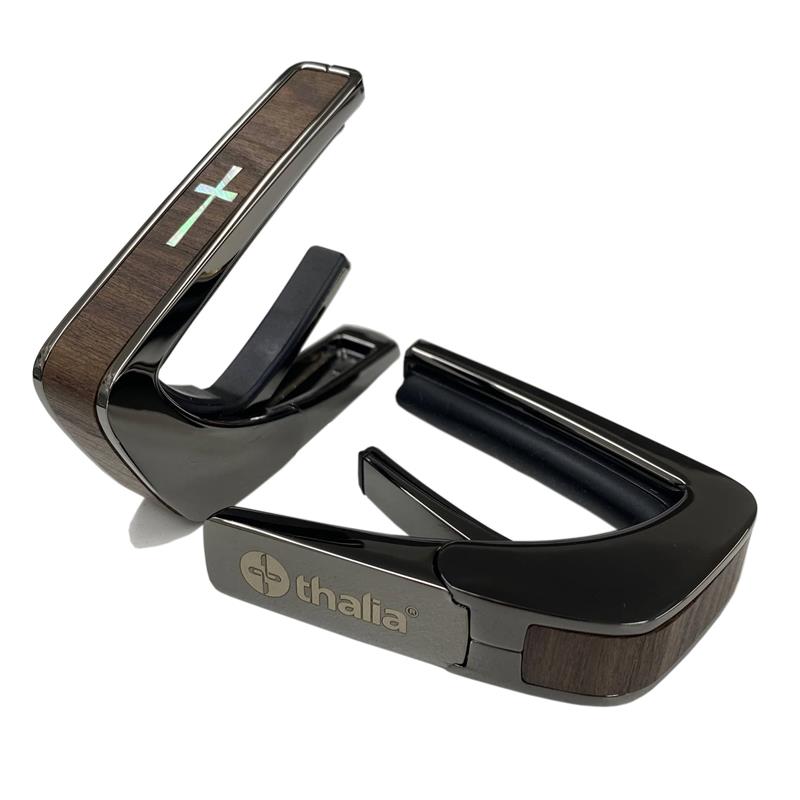 ■商品紹介これまでにないデザイン性と機能性に優れたカポタスト『Thalia Capos / タリア・カポ』。従来のカポとは一線を画す、見た目にも豪華なエキゾチック・ウッドやエキゾチック・シェル、彫刻や筐体のメッキ / フィニッシュ / カラーを採用したデザイン性に優れたモデルがあり、また、見た目のみならず機能面に関しても、通常のカポタストのように、使うギターの種類に合わせて1つずつカポを持ち替える必要がなく、フレットパッド(別売)をギターに合うものに交換するだけで簡単に、常にパーフェクトなテンション感とピッチ感で演奏する事を実現しました。フレットパッドのRには「0 for Classicals， 7.25， 9.5， 10， 12， 15， 16」の7種類があり、『スタンダード・テンション』と『ハイ・テンション』の計14種類。使用するギターや演奏に合わせてカスタマイズする事が可能です。・スタンダードテンション (弦に接するフレットパッド部分が標準的なモデル)・・・ 一般的なギター用・ハイテンション (弦に接するフレットパッド部分が厚いモデル)・・・ 薄いネック、12弦、ウクレレ、マンドリン、バンジョー用その他、握りこんで開く「リバース・アクション」機能が採用されており、1弦側からカポを取り付ける事で、演奏のポジションから手を返す事なくスムーズに指板上でカポを移動させる事を可能にします。Thalia Caposは様々な楽器に使用される事を想定しており、常に適切なテンション感で演奏していただけるよう全ての製品の内蔵スプリングの圧力が約7.5kgになるように、ひとつひとつ徹底した品質管理のもと製作されております。デザイン面、機能面、品質面、テンション感とピッチ感、すべてにおいてパーフェクトなカポタストです。※木目や貝模様は、天然素材を使用しているため個体により異なります。予めご了承ください。※パッケージ縮小に伴い、付属のフレッドパッドは12インチラディアス（Standard tension pad / High tension pad）2種類のみとなります。その他パッドをお求めの場合、別売にてご用意となります。検索キーワード：イケベカテゴリ_楽器アクセサリ_カポタスト_Thalia Capo_新品 SW_Thalia Capo_新品 JAN:4525421222412 登録日:2026/06/01 カポ カポタスト